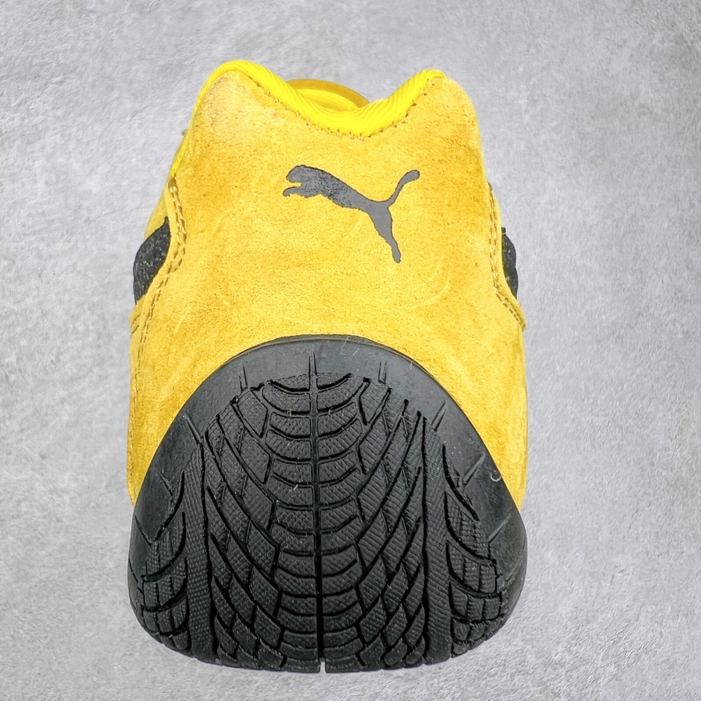 图片[8]-＃TG特价福利 PUMA Speedca OG 彪马极速赛车系列低帮德训风拼接复古百搭休闲运动赛车鞋 鞋款从80、90年代赛车手所穿的防火赛车鞋为原型，鞋身线条模仿了赛车的流线廓形，体现了空气动力学原理的结构。简约流畅的外观，恰好又和贯穿其中的Formstrip Logo融合恰到好处，视觉上细节丰富且协调。本次Speedcat OG鞋款归来，最大看点自然式保留了窄版鞋型以及薄底构造。这两年各品牌鞋底越做越厚，Speedcat反其道而行之，上脚几乎无鞋底的效果带来耳目一新的视觉体验。鞋面依旧是以质感细腻的麂皮材质打造，并且大面积近乎全包裹的使用，复古味道也愈发浓烈。配色上更是将最原始的黑色和红色带回，向F1赛车队的标志性队服致敬。相信让各位一眼种草的更多是出挑的大红色，上脚即可瞬间点亮整体造型，在以球鞋为核心的OOTD中脱颖而出。而另一款黑色则是低调的万金油，彰显新潮个性的同时又不喧宾夺主，也是热爱简约系穿搭朋友的首选。 尺码：35.5 36 37 37.5 38 38.5 39 40 40.5 41 42 42.5 43 44 44.5 45-选品中心