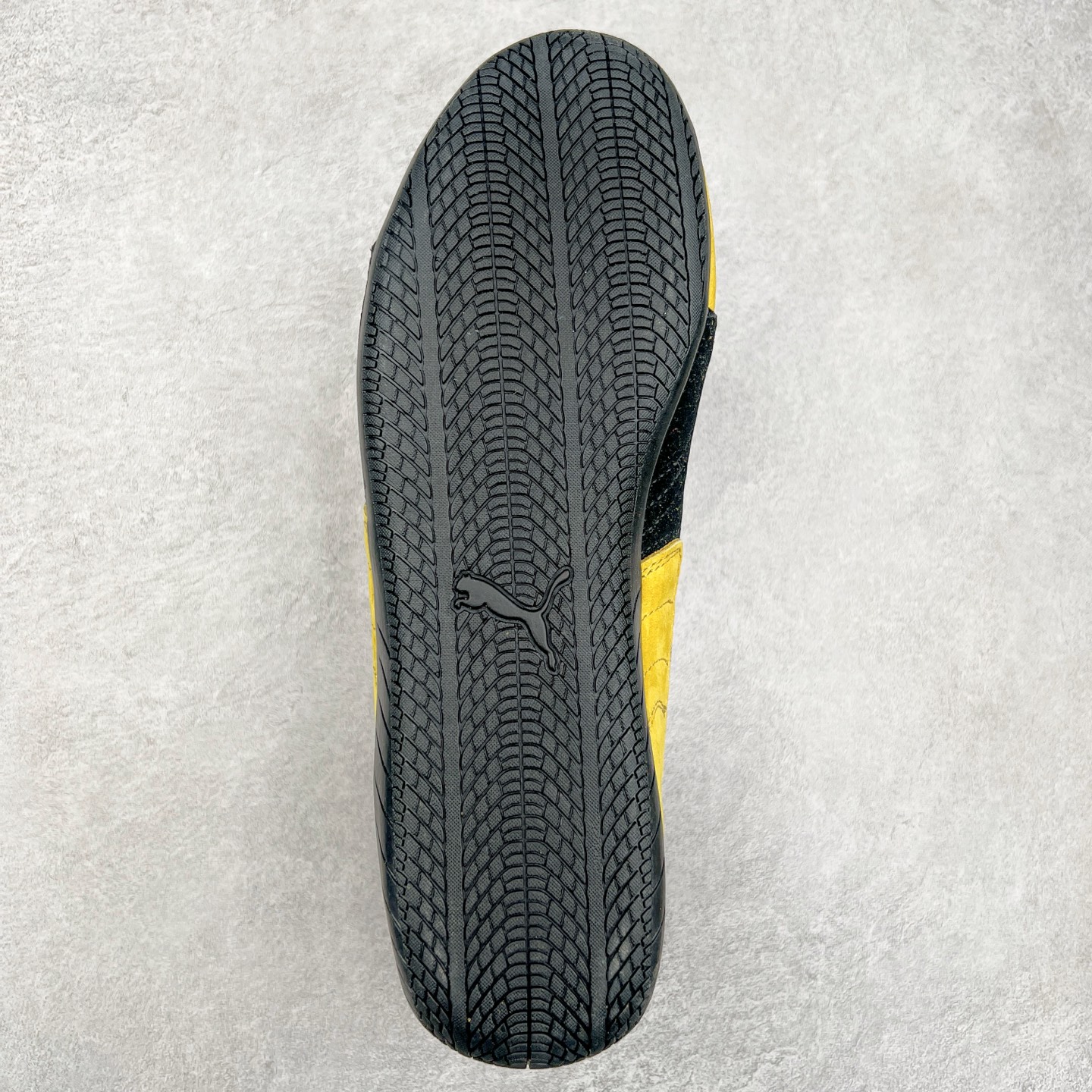 图片[9]-＃TG特价福利 PUMA Speedca OG 彪马极速赛车系列低帮德训风拼接复古百搭休闲运动赛车鞋 鞋款从80、90年代赛车手所穿的防火赛车鞋为原型，鞋身线条模仿了赛车的流线廓形，体现了空气动力学原理的结构。简约流畅的外观，恰好又和贯穿其中的Formstrip Logo融合恰到好处，视觉上细节丰富且协调。本次Speedcat OG鞋款归来，最大看点自然式保留了窄版鞋型以及薄底构造。这两年各品牌鞋底越做越厚，Speedcat反其道而行之，上脚几乎无鞋底的效果带来耳目一新的视觉体验。鞋面依旧是以质感细腻的麂皮材质打造，并且大面积近乎全包裹的使用，复古味道也愈发浓烈。配色上更是将最原始的黑色和红色带回，向F1赛车队的标志性队服致敬。相信让各位一眼种草的更多是出挑的大红色，上脚即可瞬间点亮整体造型，在以球鞋为核心的OOTD中脱颖而出。而另一款黑色则是低调的万金油，彰显新潮个性的同时又不喧宾夺主，也是热爱简约系穿搭朋友的首选。 尺码：35.5 36 37 37.5 38 38.5 39 40 40.5 41 42 42.5 43 44 44.5 45-选品中心