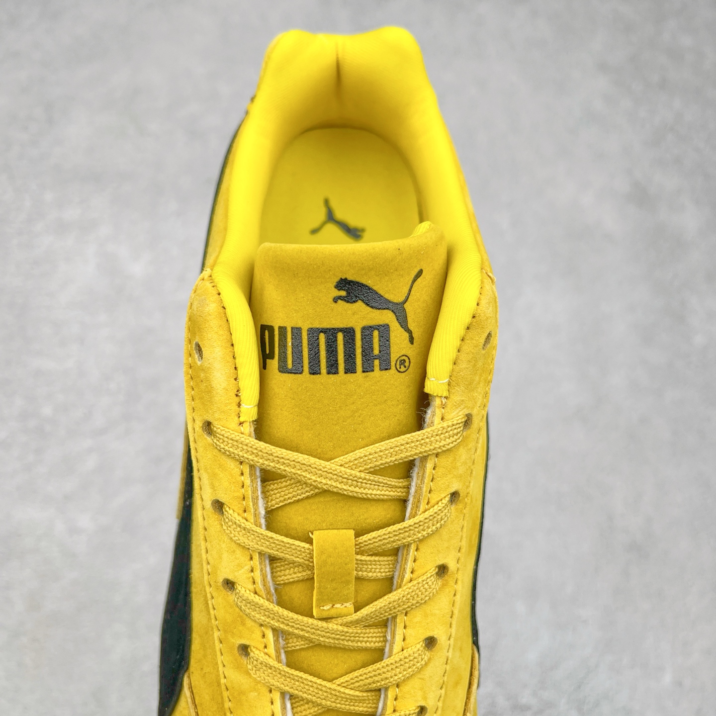 图片[5]-＃TG特价福利 PUMA Speedca OG 彪马极速赛车系列低帮德训风拼接复古百搭休闲运动赛车鞋 鞋款从80、90年代赛车手所穿的防火赛车鞋为原型，鞋身线条模仿了赛车的流线廓形，体现了空气动力学原理的结构。简约流畅的外观，恰好又和贯穿其中的Formstrip Logo融合恰到好处，视觉上细节丰富且协调。本次Speedcat OG鞋款归来，最大看点自然式保留了窄版鞋型以及薄底构造。这两年各品牌鞋底越做越厚，Speedcat反其道而行之，上脚几乎无鞋底的效果带来耳目一新的视觉体验。鞋面依旧是以质感细腻的麂皮材质打造，并且大面积近乎全包裹的使用，复古味道也愈发浓烈。配色上更是将最原始的黑色和红色带回，向F1赛车队的标志性队服致敬。相信让各位一眼种草的更多是出挑的大红色，上脚即可瞬间点亮整体造型，在以球鞋为核心的OOTD中脱颖而出。而另一款黑色则是低调的万金油，彰显新潮个性的同时又不喧宾夺主，也是热爱简约系穿搭朋友的首选。 尺码：35.5 36 37 37.5 38 38.5 39 40 40.5 41 42 42.5 43 44 44.5 45-选品中心