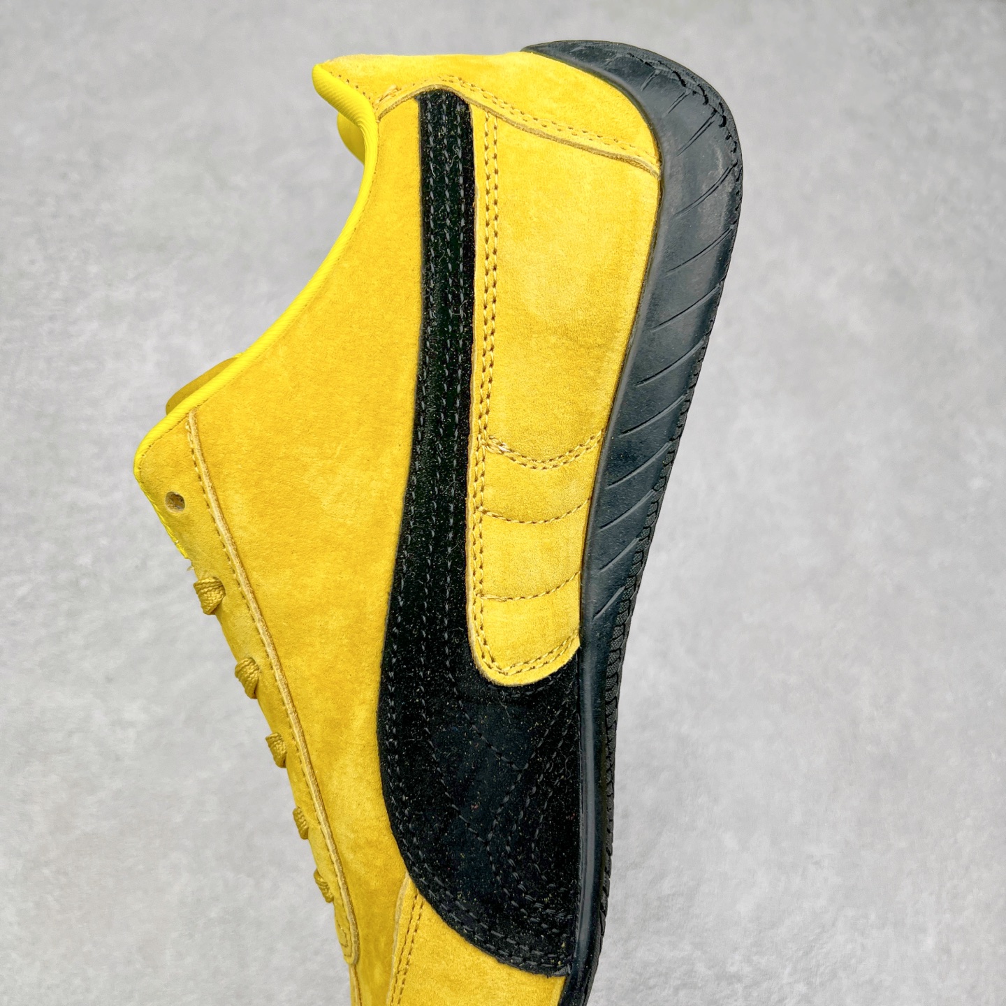 图片[7]-＃TG特价福利 PUMA Speedca OG 彪马极速赛车系列低帮德训风拼接复古百搭休闲运动赛车鞋 鞋款从80、90年代赛车手所穿的防火赛车鞋为原型，鞋身线条模仿了赛车的流线廓形，体现了空气动力学原理的结构。简约流畅的外观，恰好又和贯穿其中的Formstrip Logo融合恰到好处，视觉上细节丰富且协调。本次Speedcat OG鞋款归来，最大看点自然式保留了窄版鞋型以及薄底构造。这两年各品牌鞋底越做越厚，Speedcat反其道而行之，上脚几乎无鞋底的效果带来耳目一新的视觉体验。鞋面依旧是以质感细腻的麂皮材质打造，并且大面积近乎全包裹的使用，复古味道也愈发浓烈。配色上更是将最原始的黑色和红色带回，向F1赛车队的标志性队服致敬。相信让各位一眼种草的更多是出挑的大红色，上脚即可瞬间点亮整体造型，在以球鞋为核心的OOTD中脱颖而出。而另一款黑色则是低调的万金油，彰显新潮个性的同时又不喧宾夺主，也是热爱简约系穿搭朋友的首选。 尺码：35.5 36 37 37.5 38 38.5 39 40 40.5 41 42 42.5 43 44 44.5 45-选品中心