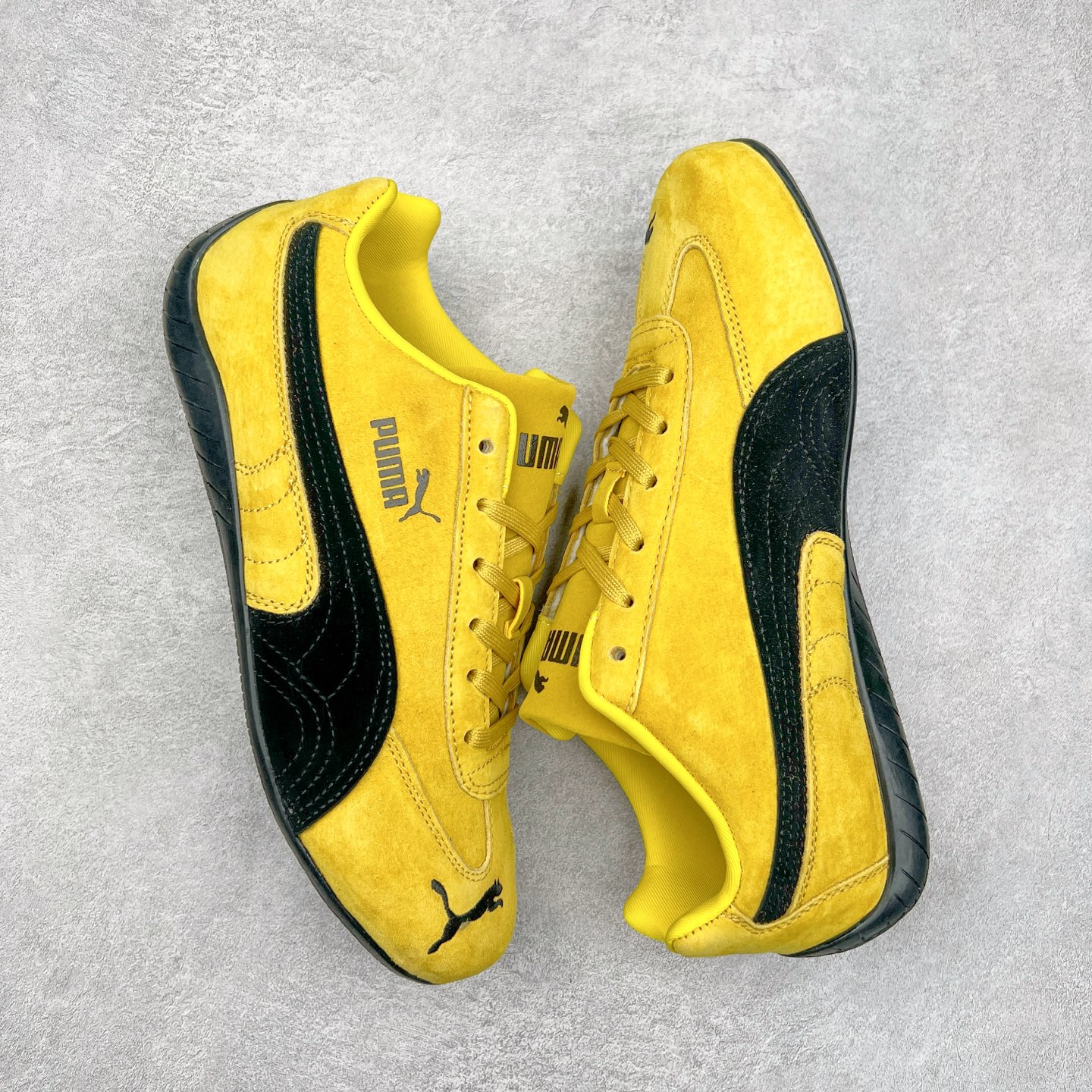 图片[3]-＃TG特价福利 PUMA Speedca OG 彪马极速赛车系列低帮德训风拼接复古百搭休闲运动赛车鞋 鞋款从80、90年代赛车手所穿的防火赛车鞋为原型，鞋身线条模仿了赛车的流线廓形，体现了空气动力学原理的结构。简约流畅的外观，恰好又和贯穿其中的Formstrip Logo融合恰到好处，视觉上细节丰富且协调。本次Speedcat OG鞋款归来，最大看点自然式保留了窄版鞋型以及薄底构造。这两年各品牌鞋底越做越厚，Speedcat反其道而行之，上脚几乎无鞋底的效果带来耳目一新的视觉体验。鞋面依旧是以质感细腻的麂皮材质打造，并且大面积近乎全包裹的使用，复古味道也愈发浓烈。配色上更是将最原始的黑色和红色带回，向F1赛车队的标志性队服致敬。相信让各位一眼种草的更多是出挑的大红色，上脚即可瞬间点亮整体造型，在以球鞋为核心的OOTD中脱颖而出。而另一款黑色则是低调的万金油，彰显新潮个性的同时又不喧宾夺主，也是热爱简约系穿搭朋友的首选。 尺码：35.5 36 37 37.5 38 38.5 39 40 40.5 41 42 42.5 43 44 44.5 45-选品中心