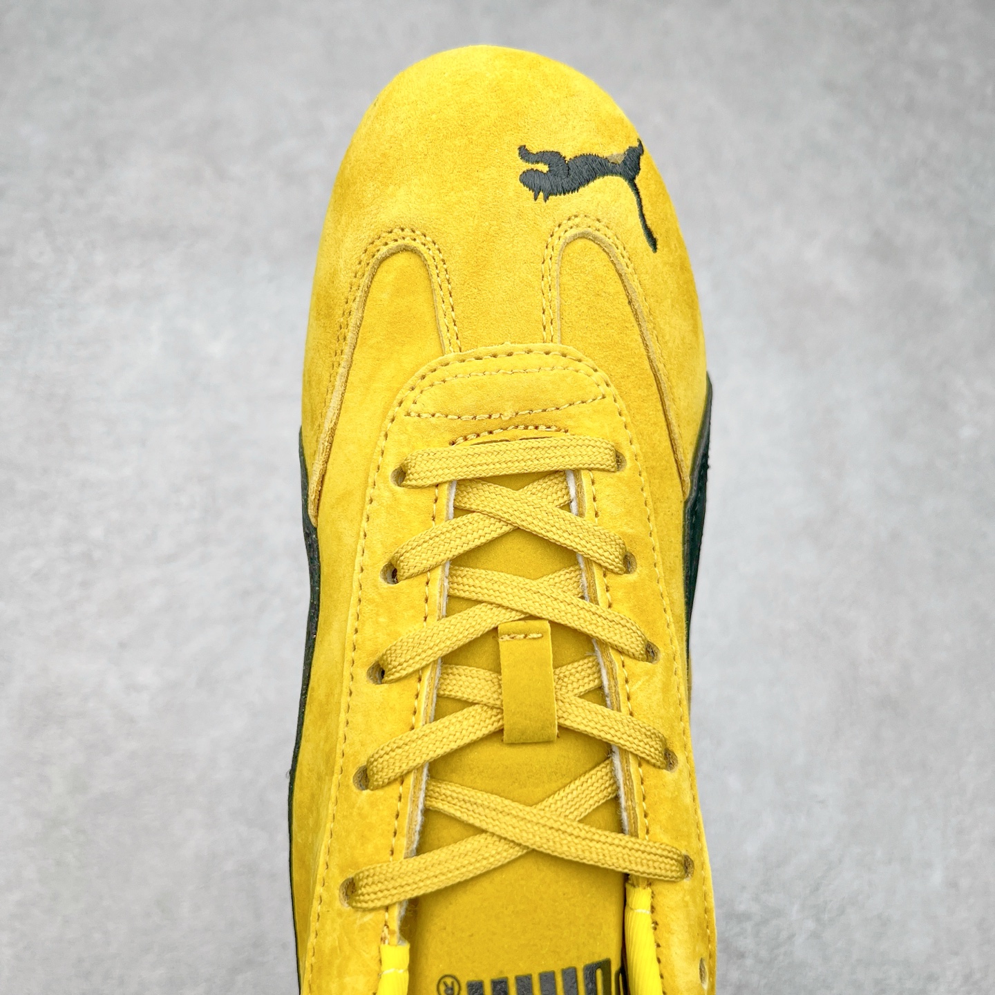 图片[4]-＃TG特价福利 PUMA Speedca OG 彪马极速赛车系列低帮德训风拼接复古百搭休闲运动赛车鞋 鞋款从80、90年代赛车手所穿的防火赛车鞋为原型，鞋身线条模仿了赛车的流线廓形，体现了空气动力学原理的结构。简约流畅的外观，恰好又和贯穿其中的Formstrip Logo融合恰到好处，视觉上细节丰富且协调。本次Speedcat OG鞋款归来，最大看点自然式保留了窄版鞋型以及薄底构造。这两年各品牌鞋底越做越厚，Speedcat反其道而行之，上脚几乎无鞋底的效果带来耳目一新的视觉体验。鞋面依旧是以质感细腻的麂皮材质打造，并且大面积近乎全包裹的使用，复古味道也愈发浓烈。配色上更是将最原始的黑色和红色带回，向F1赛车队的标志性队服致敬。相信让各位一眼种草的更多是出挑的大红色，上脚即可瞬间点亮整体造型，在以球鞋为核心的OOTD中脱颖而出。而另一款黑色则是低调的万金油，彰显新潮个性的同时又不喧宾夺主，也是热爱简约系穿搭朋友的首选。 尺码：35.5 36 37 37.5 38 38.5 39 40 40.5 41 42 42.5 43 44 44.5 45-选品中心