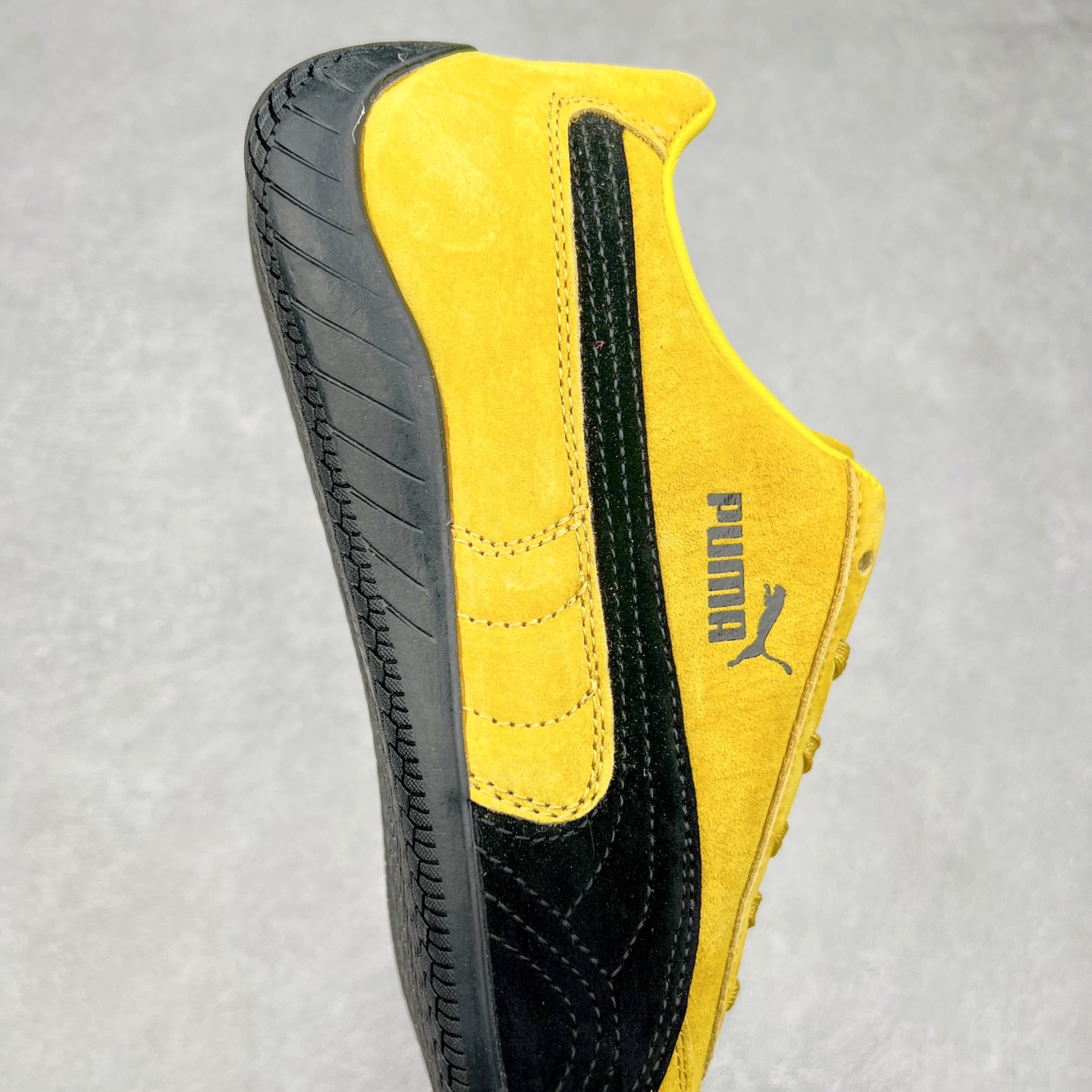 图片[6]-＃TG特价福利 PUMA Speedca OG 彪马极速赛车系列低帮德训风拼接复古百搭休闲运动赛车鞋 鞋款从80、90年代赛车手所穿的防火赛车鞋为原型，鞋身线条模仿了赛车的流线廓形，体现了空气动力学原理的结构。简约流畅的外观，恰好又和贯穿其中的Formstrip Logo融合恰到好处，视觉上细节丰富且协调。本次Speedcat OG鞋款归来，最大看点自然式保留了窄版鞋型以及薄底构造。这两年各品牌鞋底越做越厚，Speedcat反其道而行之，上脚几乎无鞋底的效果带来耳目一新的视觉体验。鞋面依旧是以质感细腻的麂皮材质打造，并且大面积近乎全包裹的使用，复古味道也愈发浓烈。配色上更是将最原始的黑色和红色带回，向F1赛车队的标志性队服致敬。相信让各位一眼种草的更多是出挑的大红色，上脚即可瞬间点亮整体造型，在以球鞋为核心的OOTD中脱颖而出。而另一款黑色则是低调的万金油，彰显新潮个性的同时又不喧宾夺主，也是热爱简约系穿搭朋友的首选。 尺码：35.5 36 37 37.5 38 38.5 39 40 40.5 41 42 42.5 43 44 44.5 45-选品中心