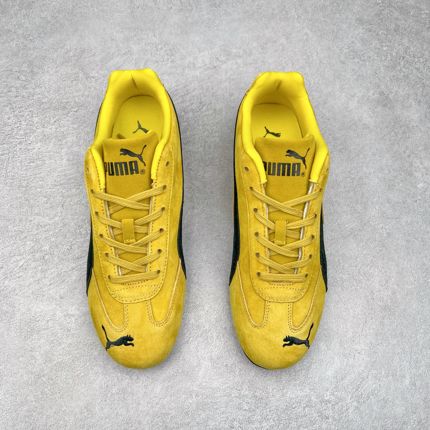 图片[2]-＃TG特价福利 PUMA Speedca OG 彪马极速赛车系列低帮德训风拼接复古百搭休闲运动赛车鞋 鞋款从80、90年代赛车手所穿的防火赛车鞋为原型，鞋身线条模仿了赛车的流线廓形，体现了空气动力学原理的结构。简约流畅的外观，恰好又和贯穿其中的Formstrip Logo融合恰到好处，视觉上细节丰富且协调。本次Speedcat OG鞋款归来，最大看点自然式保留了窄版鞋型以及薄底构造。这两年各品牌鞋底越做越厚，Speedcat反其道而行之，上脚几乎无鞋底的效果带来耳目一新的视觉体验。鞋面依旧是以质感细腻的麂皮材质打造，并且大面积近乎全包裹的使用，复古味道也愈发浓烈。配色上更是将最原始的黑色和红色带回，向F1赛车队的标志性队服致敬。相信让各位一眼种草的更多是出挑的大红色，上脚即可瞬间点亮整体造型，在以球鞋为核心的OOTD中脱颖而出。而另一款黑色则是低调的万金油，彰显新潮个性的同时又不喧宾夺主，也是热爱简约系穿搭朋友的首选。 尺码：35.5 36 37 37.5 38 38.5 39 40 40.5 41 42 42.5 43 44 44.5 45-选品中心