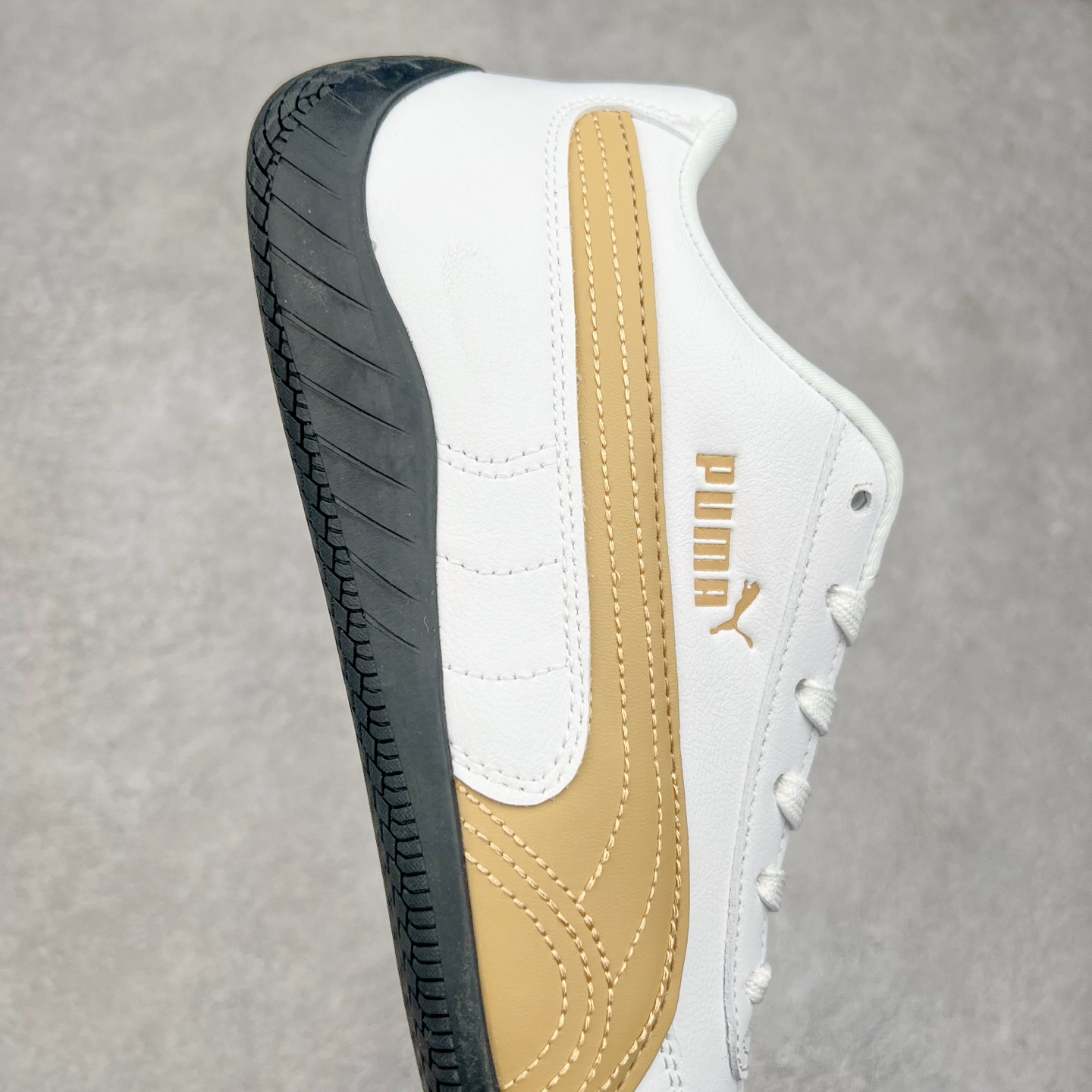 图片[6]-＃TG特价福利 PUMA Speedca OG 彪马极速赛车系列低帮德训风拼接复古百搭休闲运动赛车鞋 鞋款从80、90年代赛车手所穿的防火赛车鞋为原型，鞋身线条模仿了赛车的流线廓形，体现了空气动力学原理的结构。简约流畅的外观，恰好又和贯穿其中的Formstrip Logo融合恰到好处，视觉上细节丰富且协调。本次Speedcat OG鞋款归来，最大看点自然式保留了窄版鞋型以及薄底构造。这两年各品牌鞋底越做越厚，Speedcat反其道而行之，上脚几乎无鞋底的效果带来耳目一新的视觉体验。鞋面依旧是以质感细腻的麂皮材质打造，并且大面积近乎全包裹的使用，复古味道也愈发浓烈。配色上更是将最原始的黑色和红色带回，向F1赛车队的标志性队服致敬。相信让各位一眼种草的更多是出挑的大红色，上脚即可瞬间点亮整体造型，在以球鞋为核心的OOTD中脱颖而出。而另一款黑色则是低调的万金油，彰显新潮个性的同时又不喧宾夺主，也是热爱简约系穿搭朋友的首选。 尺码：35.5 36 37 37.5 38 38.5 39 40 40.5 41 42 42.5 43 44 44.5 45-选品中心