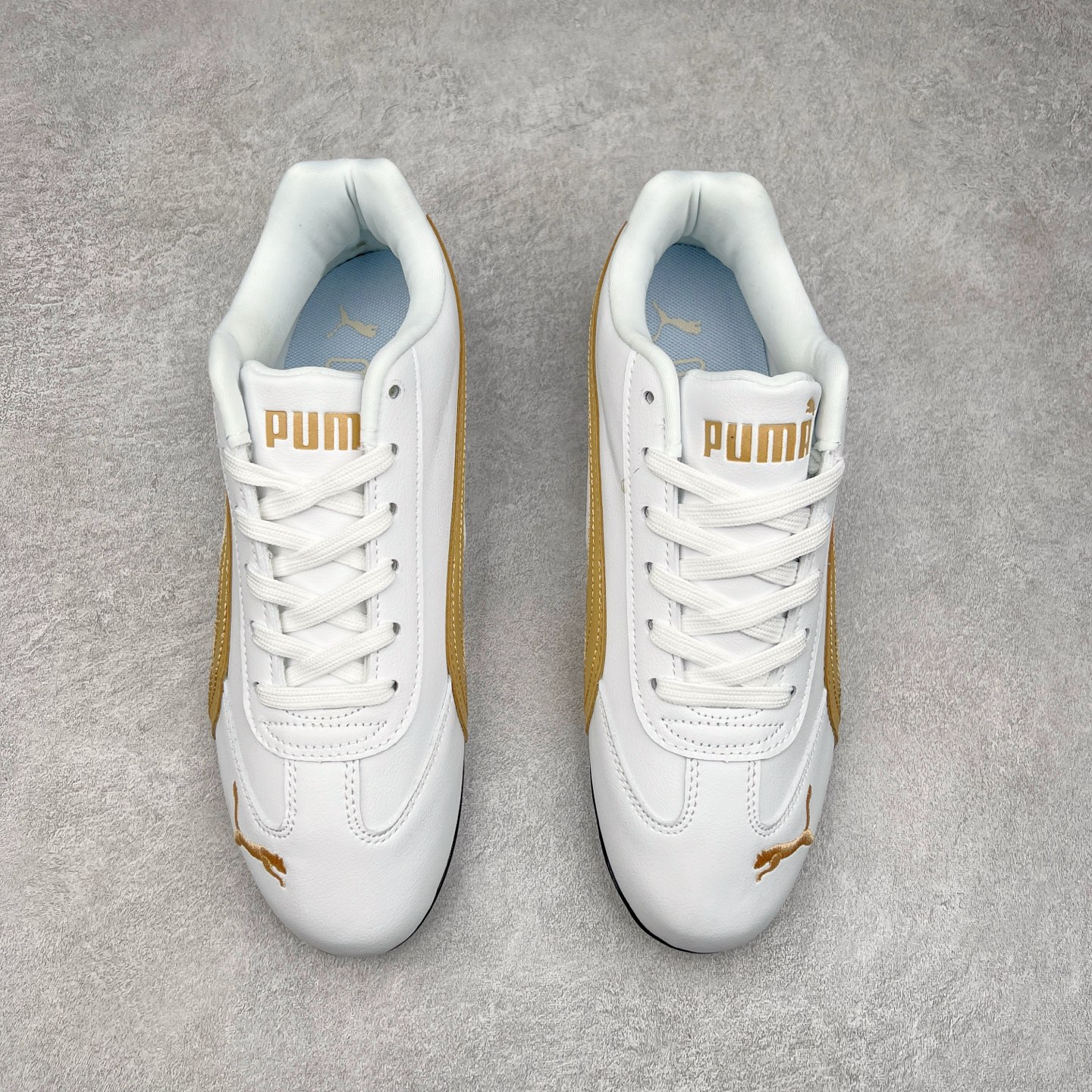 图片[2]-＃TG特价福利 PUMA Speedca OG 彪马极速赛车系列低帮德训风拼接复古百搭休闲运动赛车鞋 鞋款从80、90年代赛车手所穿的防火赛车鞋为原型，鞋身线条模仿了赛车的流线廓形，体现了空气动力学原理的结构。简约流畅的外观，恰好又和贯穿其中的Formstrip Logo融合恰到好处，视觉上细节丰富且协调。本次Speedcat OG鞋款归来，最大看点自然式保留了窄版鞋型以及薄底构造。这两年各品牌鞋底越做越厚，Speedcat反其道而行之，上脚几乎无鞋底的效果带来耳目一新的视觉体验。鞋面依旧是以质感细腻的麂皮材质打造，并且大面积近乎全包裹的使用，复古味道也愈发浓烈。配色上更是将最原始的黑色和红色带回，向F1赛车队的标志性队服致敬。相信让各位一眼种草的更多是出挑的大红色，上脚即可瞬间点亮整体造型，在以球鞋为核心的OOTD中脱颖而出。而另一款黑色则是低调的万金油，彰显新潮个性的同时又不喧宾夺主，也是热爱简约系穿搭朋友的首选。 尺码：35.5 36 37 37.5 38 38.5 39 40 40.5 41 42 42.5 43 44 44.5 45-选品中心