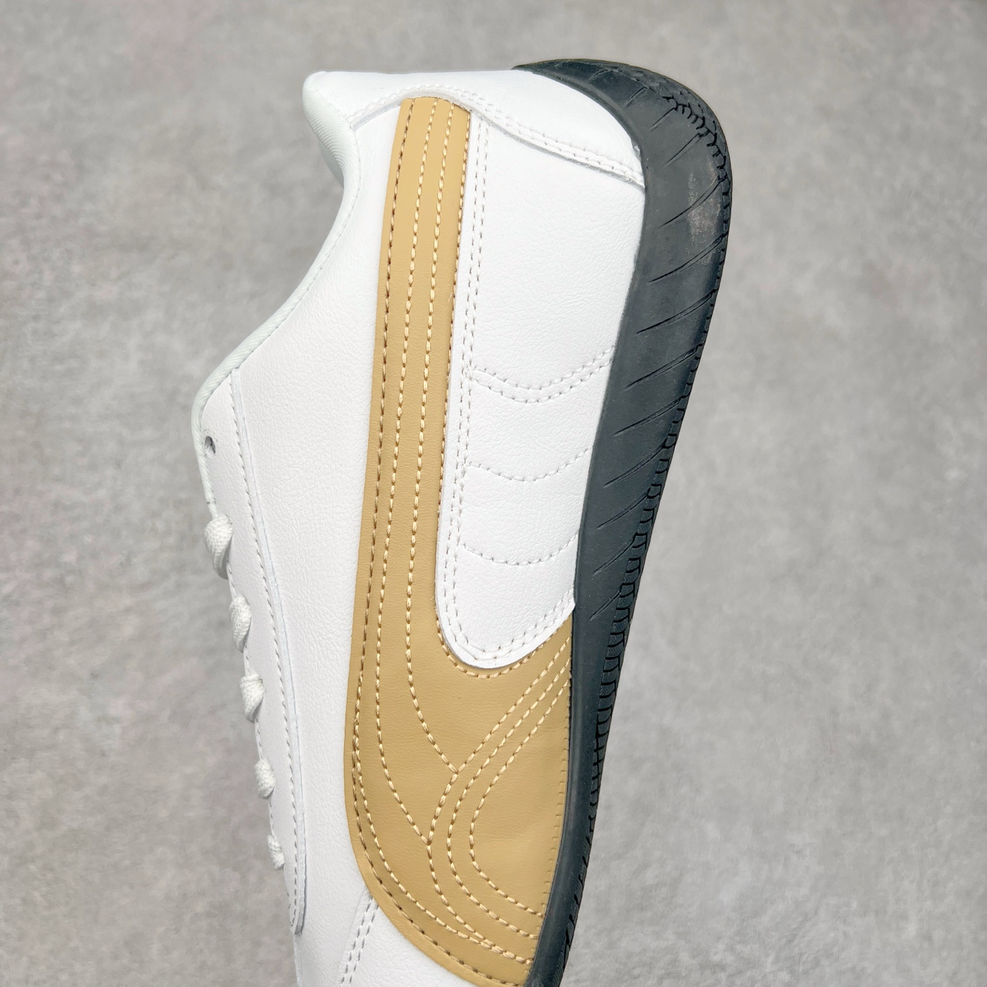 图片[7]-＃TG特价福利 PUMA Speedca OG 彪马极速赛车系列低帮德训风拼接复古百搭休闲运动赛车鞋 鞋款从80、90年代赛车手所穿的防火赛车鞋为原型，鞋身线条模仿了赛车的流线廓形，体现了空气动力学原理的结构。简约流畅的外观，恰好又和贯穿其中的Formstrip Logo融合恰到好处，视觉上细节丰富且协调。本次Speedcat OG鞋款归来，最大看点自然式保留了窄版鞋型以及薄底构造。这两年各品牌鞋底越做越厚，Speedcat反其道而行之，上脚几乎无鞋底的效果带来耳目一新的视觉体验。鞋面依旧是以质感细腻的麂皮材质打造，并且大面积近乎全包裹的使用，复古味道也愈发浓烈。配色上更是将最原始的黑色和红色带回，向F1赛车队的标志性队服致敬。相信让各位一眼种草的更多是出挑的大红色，上脚即可瞬间点亮整体造型，在以球鞋为核心的OOTD中脱颖而出。而另一款黑色则是低调的万金油，彰显新潮个性的同时又不喧宾夺主，也是热爱简约系穿搭朋友的首选。 尺码：35.5 36 37 37.5 38 38.5 39 40 40.5 41 42 42.5 43 44 44.5 45-选品中心