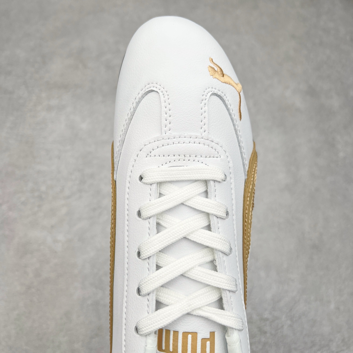 图片[4]-＃TG特价福利 PUMA Speedca OG 彪马极速赛车系列低帮德训风拼接复古百搭休闲运动赛车鞋 鞋款从80、90年代赛车手所穿的防火赛车鞋为原型，鞋身线条模仿了赛车的流线廓形，体现了空气动力学原理的结构。简约流畅的外观，恰好又和贯穿其中的Formstrip Logo融合恰到好处，视觉上细节丰富且协调。本次Speedcat OG鞋款归来，最大看点自然式保留了窄版鞋型以及薄底构造。这两年各品牌鞋底越做越厚，Speedcat反其道而行之，上脚几乎无鞋底的效果带来耳目一新的视觉体验。鞋面依旧是以质感细腻的麂皮材质打造，并且大面积近乎全包裹的使用，复古味道也愈发浓烈。配色上更是将最原始的黑色和红色带回，向F1赛车队的标志性队服致敬。相信让各位一眼种草的更多是出挑的大红色，上脚即可瞬间点亮整体造型，在以球鞋为核心的OOTD中脱颖而出。而另一款黑色则是低调的万金油，彰显新潮个性的同时又不喧宾夺主，也是热爱简约系穿搭朋友的首选。 尺码：35.5 36 37 37.5 38 38.5 39 40 40.5 41 42 42.5 43 44 44.5 45-选品中心