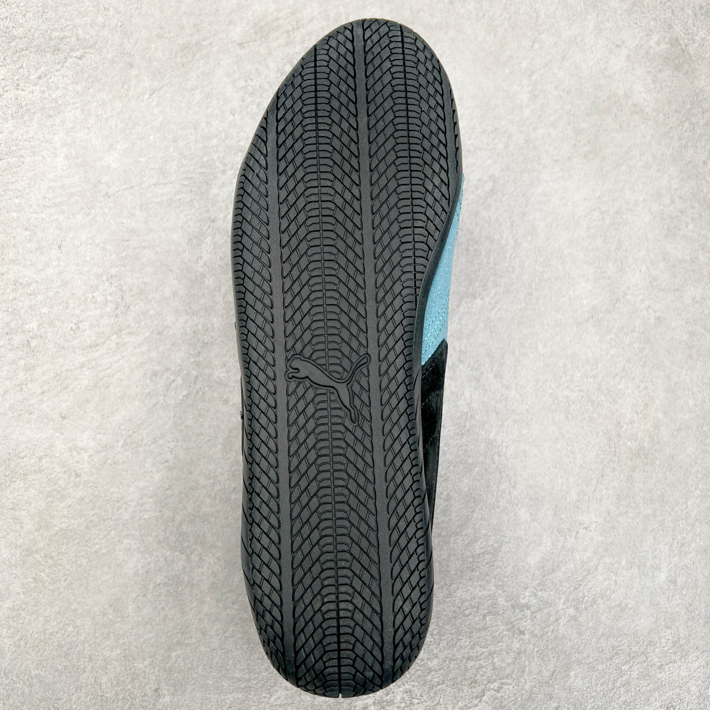 图片[9]-＃TG特价福利 PUMA Speedca OG 彪马极速赛车系列低帮德训风拼接复古百搭休闲运动赛车鞋 鞋款从80、90年代赛车手所穿的防火赛车鞋为原型，鞋身线条模仿了赛车的流线廓形，体现了空气动力学原理的结构。简约流畅的外观，恰好又和贯穿其中的Formstrip Logo融合恰到好处，视觉上细节丰富且协调。本次Speedcat OG鞋款归来，最大看点自然式保留了窄版鞋型以及薄底构造。这两年各品牌鞋底越做越厚，Speedcat反其道而行之，上脚几乎无鞋底的效果带来耳目一新的视觉体验。鞋面依旧是以质感细腻的麂皮材质打造，并且大面积近乎全包裹的使用，复古味道也愈发浓烈。配色上更是将最原始的黑色和红色带回，向F1赛车队的标志性队服致敬。相信让各位一眼种草的更多是出挑的大红色，上脚即可瞬间点亮整体造型，在以球鞋为核心的OOTD中脱颖而出。而另一款黑色则是低调的万金油，彰显新潮个性的同时又不喧宾夺主，也是热爱简约系穿搭朋友的首选。 尺码：35.5 36 37 37.5 38 38.5 39 40 40.5 41 42 42.5 43 44 44.5 45-选品中心