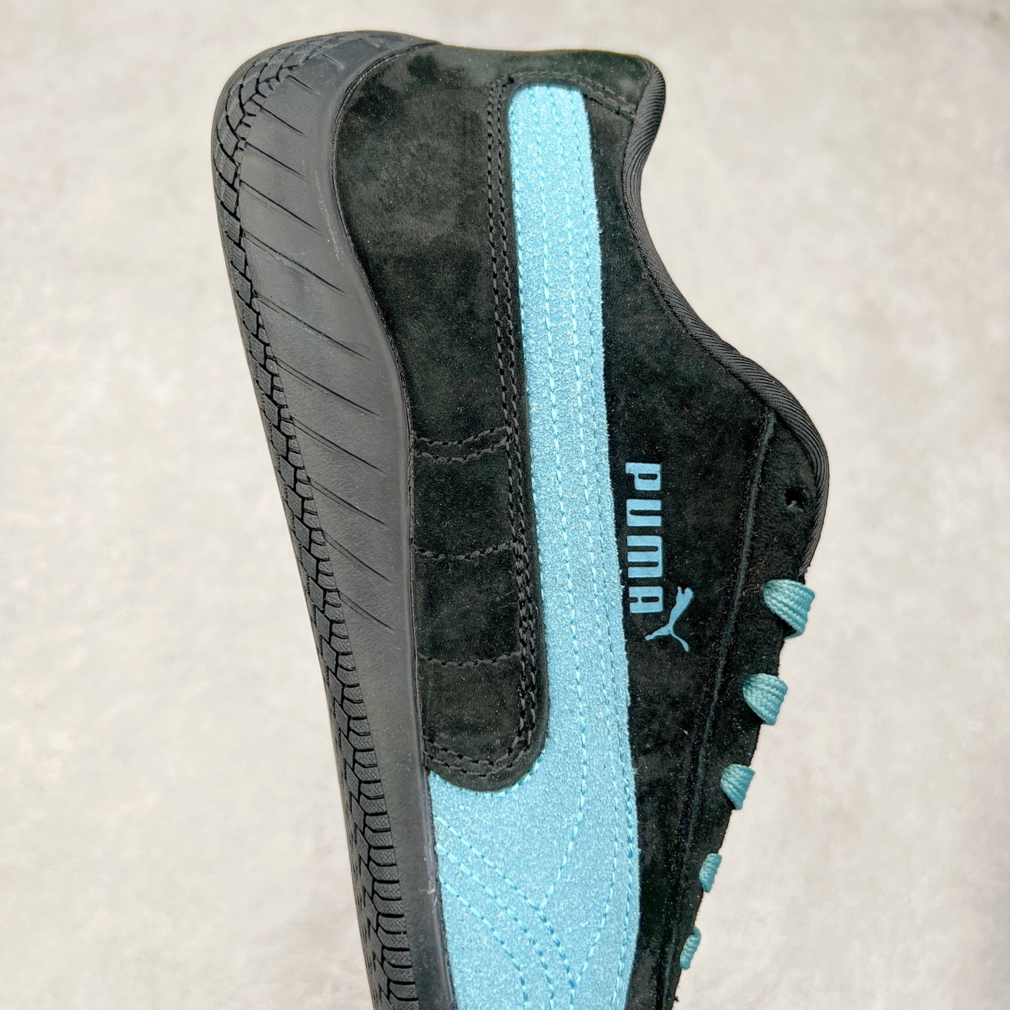 图片[6]-＃TG特价福利 PUMA Speedca OG 彪马极速赛车系列低帮德训风拼接复古百搭休闲运动赛车鞋 鞋款从80、90年代赛车手所穿的防火赛车鞋为原型，鞋身线条模仿了赛车的流线廓形，体现了空气动力学原理的结构。简约流畅的外观，恰好又和贯穿其中的Formstrip Logo融合恰到好处，视觉上细节丰富且协调。本次Speedcat OG鞋款归来，最大看点自然式保留了窄版鞋型以及薄底构造。这两年各品牌鞋底越做越厚，Speedcat反其道而行之，上脚几乎无鞋底的效果带来耳目一新的视觉体验。鞋面依旧是以质感细腻的麂皮材质打造，并且大面积近乎全包裹的使用，复古味道也愈发浓烈。配色上更是将最原始的黑色和红色带回，向F1赛车队的标志性队服致敬。相信让各位一眼种草的更多是出挑的大红色，上脚即可瞬间点亮整体造型，在以球鞋为核心的OOTD中脱颖而出。而另一款黑色则是低调的万金油，彰显新潮个性的同时又不喧宾夺主，也是热爱简约系穿搭朋友的首选。 尺码：35.5 36 37 37.5 38 38.5 39 40 40.5 41 42 42.5 43 44 44.5 45-选品中心