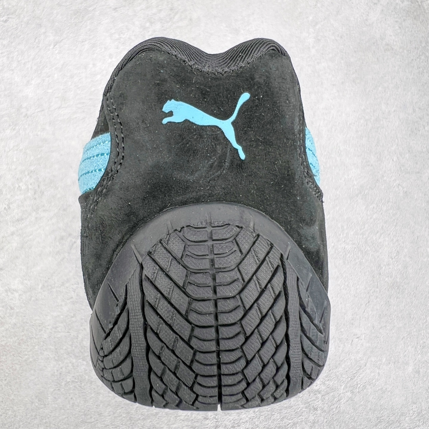 图片[8]-＃TG特价福利 PUMA Speedca OG 彪马极速赛车系列低帮德训风拼接复古百搭休闲运动赛车鞋 鞋款从80、90年代赛车手所穿的防火赛车鞋为原型，鞋身线条模仿了赛车的流线廓形，体现了空气动力学原理的结构。简约流畅的外观，恰好又和贯穿其中的Formstrip Logo融合恰到好处，视觉上细节丰富且协调。本次Speedcat OG鞋款归来，最大看点自然式保留了窄版鞋型以及薄底构造。这两年各品牌鞋底越做越厚，Speedcat反其道而行之，上脚几乎无鞋底的效果带来耳目一新的视觉体验。鞋面依旧是以质感细腻的麂皮材质打造，并且大面积近乎全包裹的使用，复古味道也愈发浓烈。配色上更是将最原始的黑色和红色带回，向F1赛车队的标志性队服致敬。相信让各位一眼种草的更多是出挑的大红色，上脚即可瞬间点亮整体造型，在以球鞋为核心的OOTD中脱颖而出。而另一款黑色则是低调的万金油，彰显新潮个性的同时又不喧宾夺主，也是热爱简约系穿搭朋友的首选。 尺码：35.5 36 37 37.5 38 38.5 39 40 40.5 41 42 42.5 43 44 44.5 45-选品中心