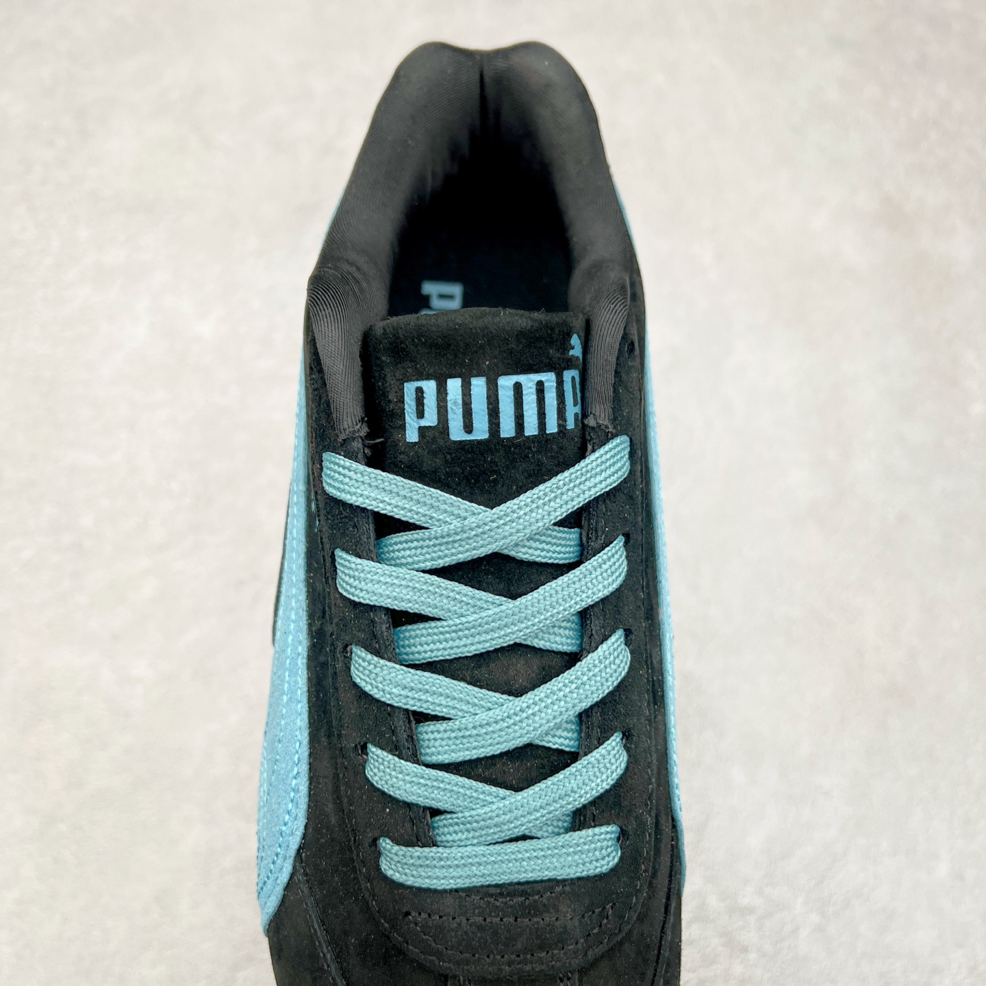 图片[5]-＃TG特价福利 PUMA Speedca OG 彪马极速赛车系列低帮德训风拼接复古百搭休闲运动赛车鞋 鞋款从80、90年代赛车手所穿的防火赛车鞋为原型，鞋身线条模仿了赛车的流线廓形，体现了空气动力学原理的结构。简约流畅的外观，恰好又和贯穿其中的Formstrip Logo融合恰到好处，视觉上细节丰富且协调。本次Speedcat OG鞋款归来，最大看点自然式保留了窄版鞋型以及薄底构造。这两年各品牌鞋底越做越厚，Speedcat反其道而行之，上脚几乎无鞋底的效果带来耳目一新的视觉体验。鞋面依旧是以质感细腻的麂皮材质打造，并且大面积近乎全包裹的使用，复古味道也愈发浓烈。配色上更是将最原始的黑色和红色带回，向F1赛车队的标志性队服致敬。相信让各位一眼种草的更多是出挑的大红色，上脚即可瞬间点亮整体造型，在以球鞋为核心的OOTD中脱颖而出。而另一款黑色则是低调的万金油，彰显新潮个性的同时又不喧宾夺主，也是热爱简约系穿搭朋友的首选。 尺码：35.5 36 37 37.5 38 38.5 39 40 40.5 41 42 42.5 43 44 44.5 45-选品中心