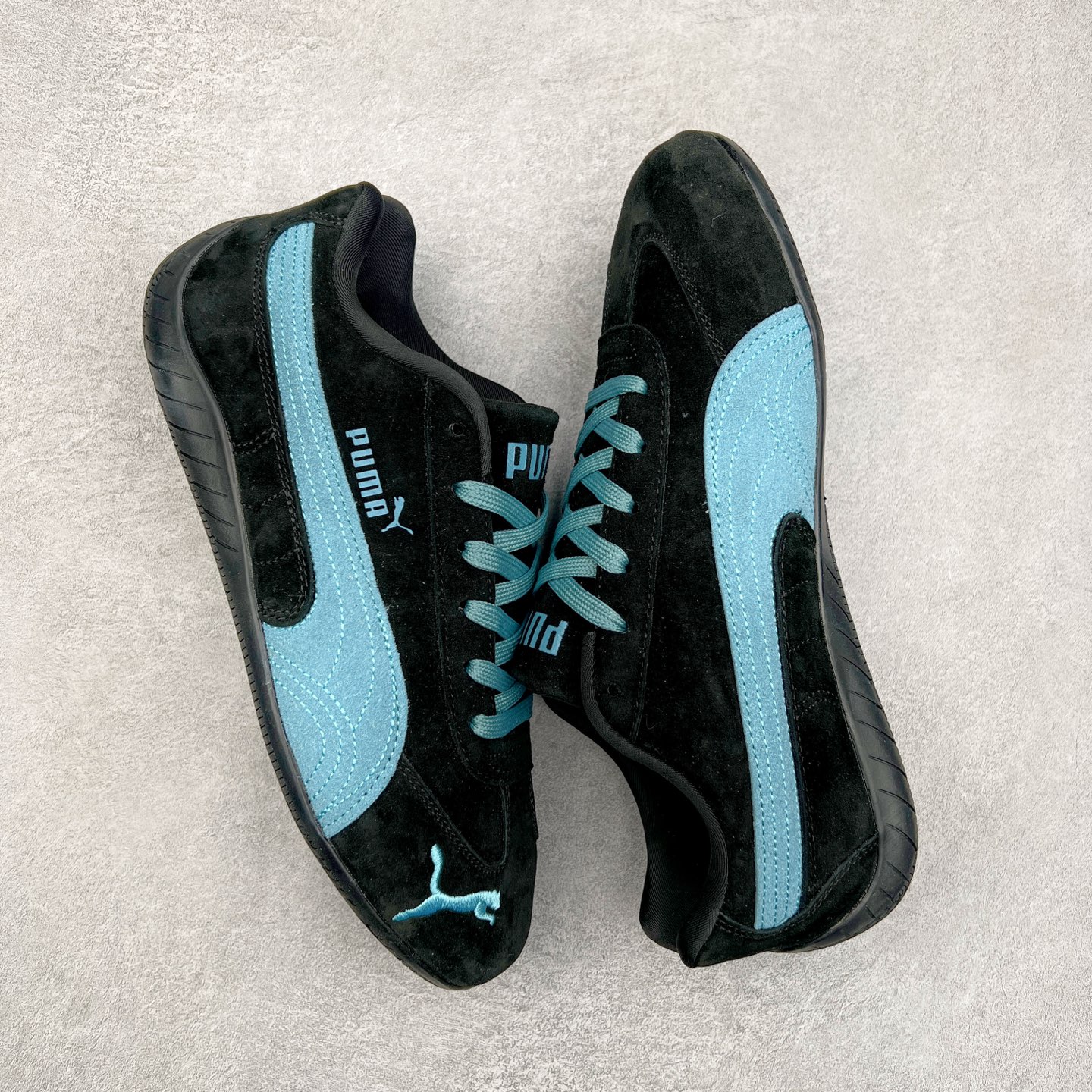 图片[3]-＃TG特价福利 PUMA Speedca OG 彪马极速赛车系列低帮德训风拼接复古百搭休闲运动赛车鞋 鞋款从80、90年代赛车手所穿的防火赛车鞋为原型，鞋身线条模仿了赛车的流线廓形，体现了空气动力学原理的结构。简约流畅的外观，恰好又和贯穿其中的Formstrip Logo融合恰到好处，视觉上细节丰富且协调。本次Speedcat OG鞋款归来，最大看点自然式保留了窄版鞋型以及薄底构造。这两年各品牌鞋底越做越厚，Speedcat反其道而行之，上脚几乎无鞋底的效果带来耳目一新的视觉体验。鞋面依旧是以质感细腻的麂皮材质打造，并且大面积近乎全包裹的使用，复古味道也愈发浓烈。配色上更是将最原始的黑色和红色带回，向F1赛车队的标志性队服致敬。相信让各位一眼种草的更多是出挑的大红色，上脚即可瞬间点亮整体造型，在以球鞋为核心的OOTD中脱颖而出。而另一款黑色则是低调的万金油，彰显新潮个性的同时又不喧宾夺主，也是热爱简约系穿搭朋友的首选。 尺码：35.5 36 37 37.5 38 38.5 39 40 40.5 41 42 42.5 43 44 44.5 45-选品中心