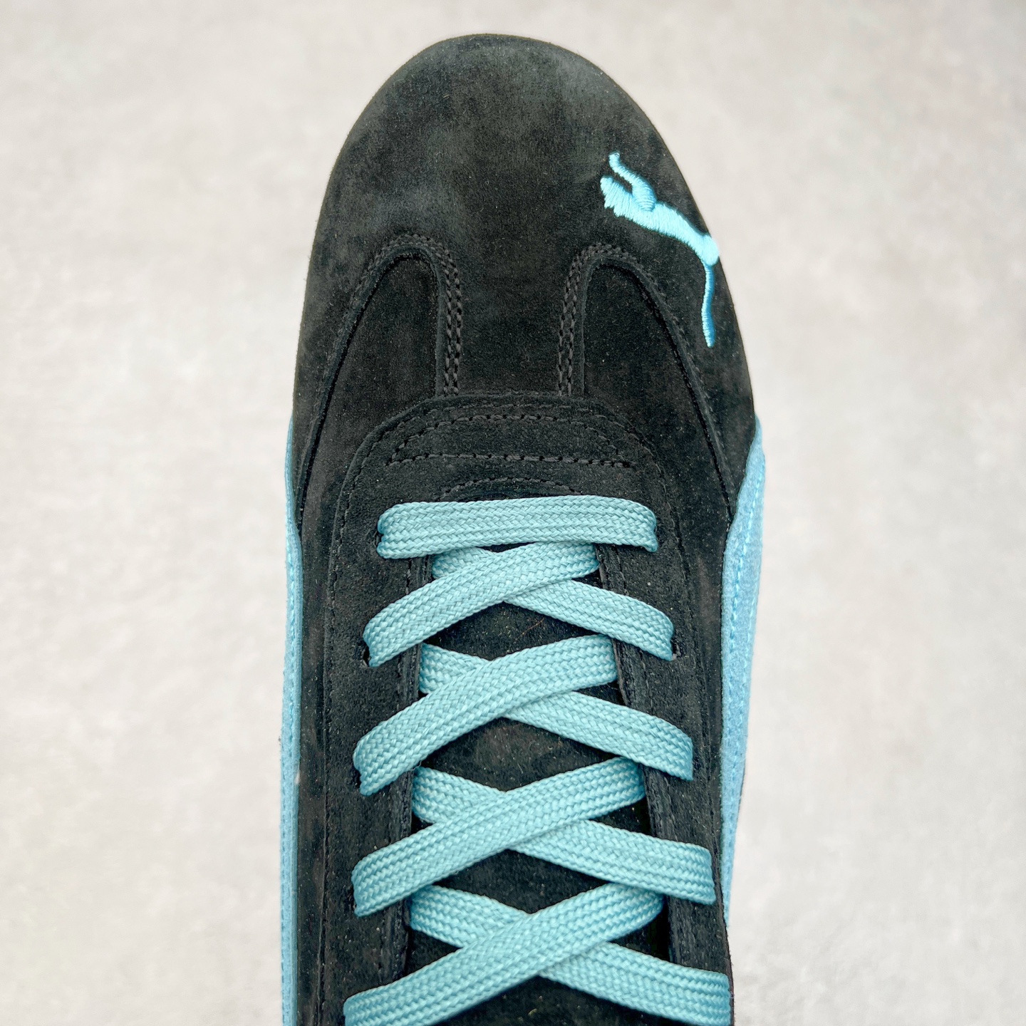 图片[4]-＃TG特价福利 PUMA Speedca OG 彪马极速赛车系列低帮德训风拼接复古百搭休闲运动赛车鞋 鞋款从80、90年代赛车手所穿的防火赛车鞋为原型，鞋身线条模仿了赛车的流线廓形，体现了空气动力学原理的结构。简约流畅的外观，恰好又和贯穿其中的Formstrip Logo融合恰到好处，视觉上细节丰富且协调。本次Speedcat OG鞋款归来，最大看点自然式保留了窄版鞋型以及薄底构造。这两年各品牌鞋底越做越厚，Speedcat反其道而行之，上脚几乎无鞋底的效果带来耳目一新的视觉体验。鞋面依旧是以质感细腻的麂皮材质打造，并且大面积近乎全包裹的使用，复古味道也愈发浓烈。配色上更是将最原始的黑色和红色带回，向F1赛车队的标志性队服致敬。相信让各位一眼种草的更多是出挑的大红色，上脚即可瞬间点亮整体造型，在以球鞋为核心的OOTD中脱颖而出。而另一款黑色则是低调的万金油，彰显新潮个性的同时又不喧宾夺主，也是热爱简约系穿搭朋友的首选。 尺码：35.5 36 37 37.5 38 38.5 39 40 40.5 41 42 42.5 43 44 44.5 45-选品中心