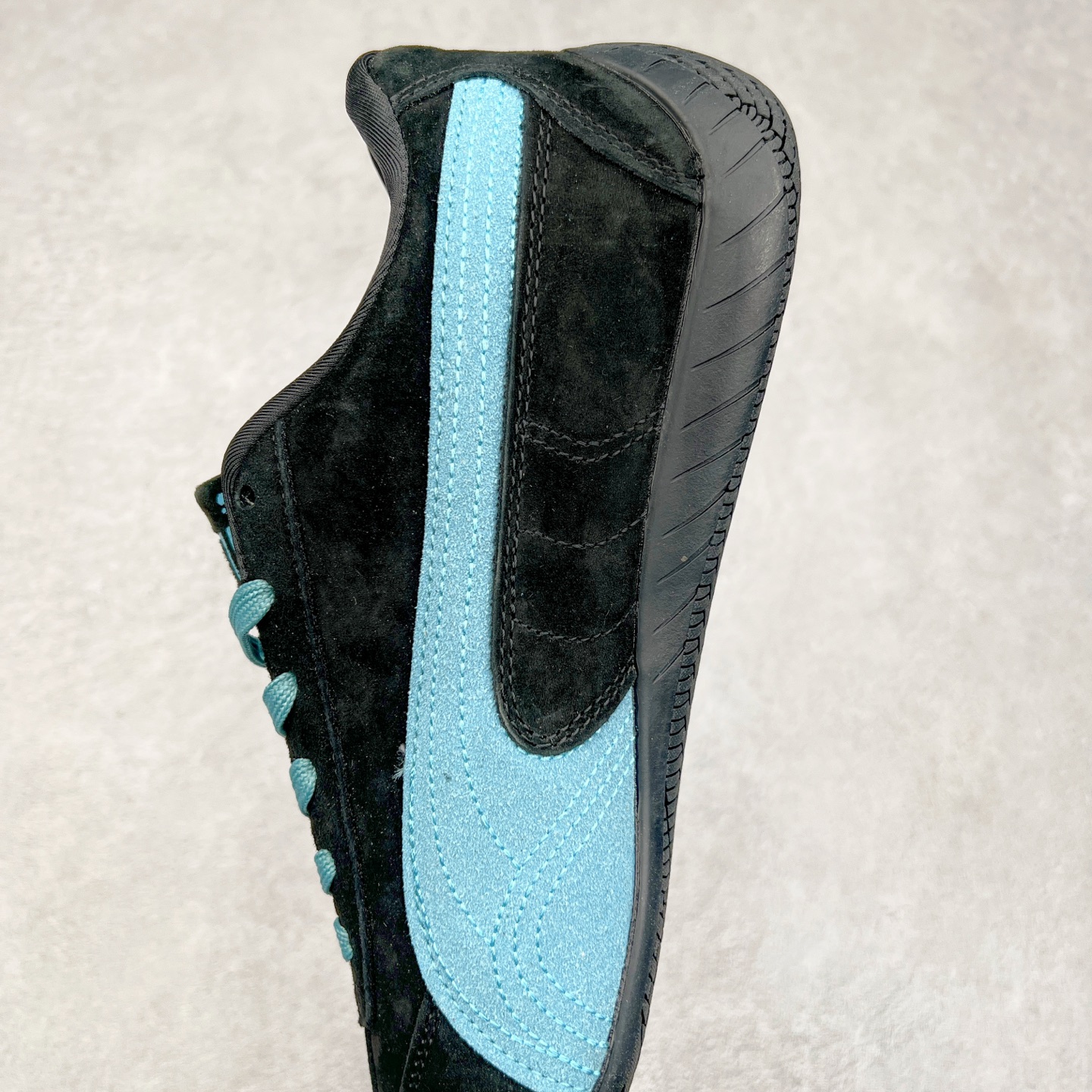 图片[7]-＃TG特价福利 PUMA Speedca OG 彪马极速赛车系列低帮德训风拼接复古百搭休闲运动赛车鞋 鞋款从80、90年代赛车手所穿的防火赛车鞋为原型，鞋身线条模仿了赛车的流线廓形，体现了空气动力学原理的结构。简约流畅的外观，恰好又和贯穿其中的Formstrip Logo融合恰到好处，视觉上细节丰富且协调。本次Speedcat OG鞋款归来，最大看点自然式保留了窄版鞋型以及薄底构造。这两年各品牌鞋底越做越厚，Speedcat反其道而行之，上脚几乎无鞋底的效果带来耳目一新的视觉体验。鞋面依旧是以质感细腻的麂皮材质打造，并且大面积近乎全包裹的使用，复古味道也愈发浓烈。配色上更是将最原始的黑色和红色带回，向F1赛车队的标志性队服致敬。相信让各位一眼种草的更多是出挑的大红色，上脚即可瞬间点亮整体造型，在以球鞋为核心的OOTD中脱颖而出。而另一款黑色则是低调的万金油，彰显新潮个性的同时又不喧宾夺主，也是热爱简约系穿搭朋友的首选。 尺码：35.5 36 37 37.5 38 38.5 39 40 40.5 41 42 42.5 43 44 44.5 45-选品中心