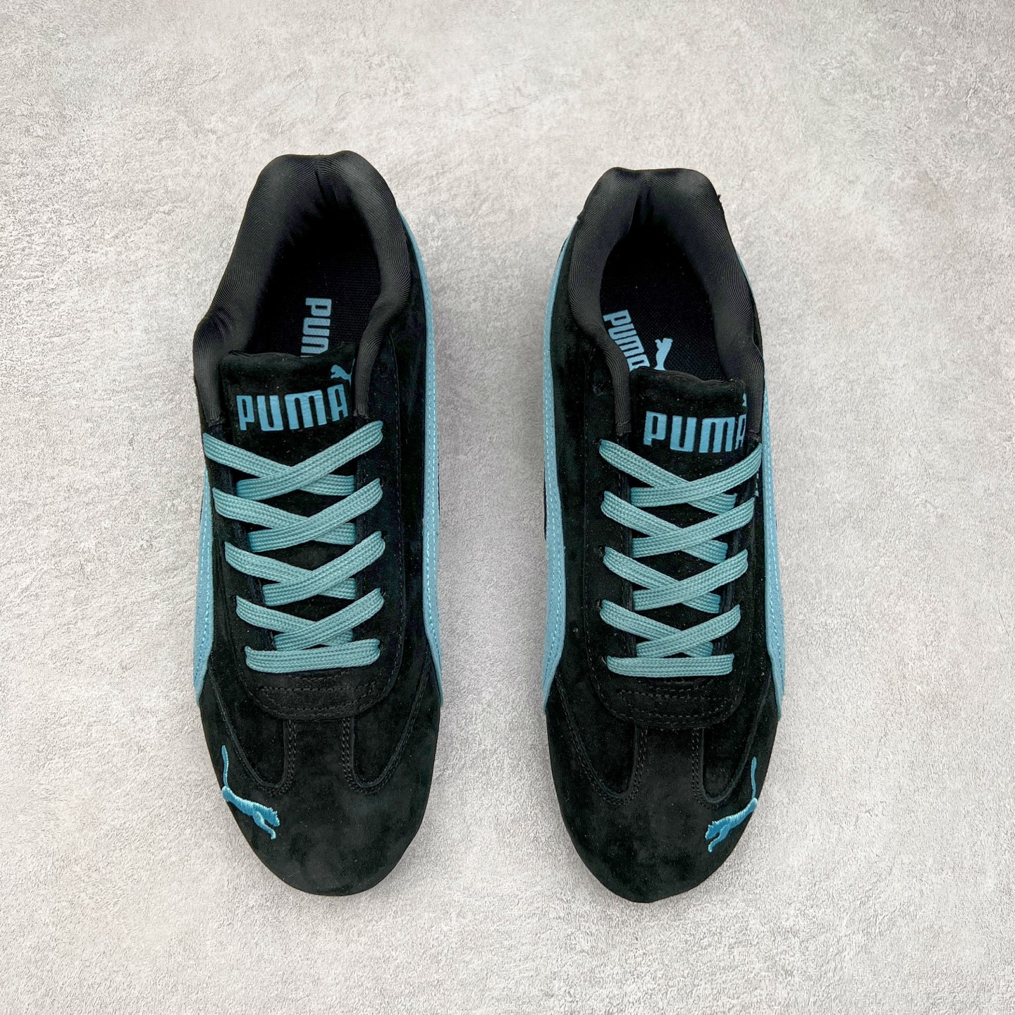 图片[2]-＃TG特价福利 PUMA Speedca OG 彪马极速赛车系列低帮德训风拼接复古百搭休闲运动赛车鞋 鞋款从80、90年代赛车手所穿的防火赛车鞋为原型，鞋身线条模仿了赛车的流线廓形，体现了空气动力学原理的结构。简约流畅的外观，恰好又和贯穿其中的Formstrip Logo融合恰到好处，视觉上细节丰富且协调。本次Speedcat OG鞋款归来，最大看点自然式保留了窄版鞋型以及薄底构造。这两年各品牌鞋底越做越厚，Speedcat反其道而行之，上脚几乎无鞋底的效果带来耳目一新的视觉体验。鞋面依旧是以质感细腻的麂皮材质打造，并且大面积近乎全包裹的使用，复古味道也愈发浓烈。配色上更是将最原始的黑色和红色带回，向F1赛车队的标志性队服致敬。相信让各位一眼种草的更多是出挑的大红色，上脚即可瞬间点亮整体造型，在以球鞋为核心的OOTD中脱颖而出。而另一款黑色则是低调的万金油，彰显新潮个性的同时又不喧宾夺主，也是热爱简约系穿搭朋友的首选。 尺码：35.5 36 37 37.5 38 38.5 39 40 40.5 41 42 42.5 43 44 44.5 45-选品中心