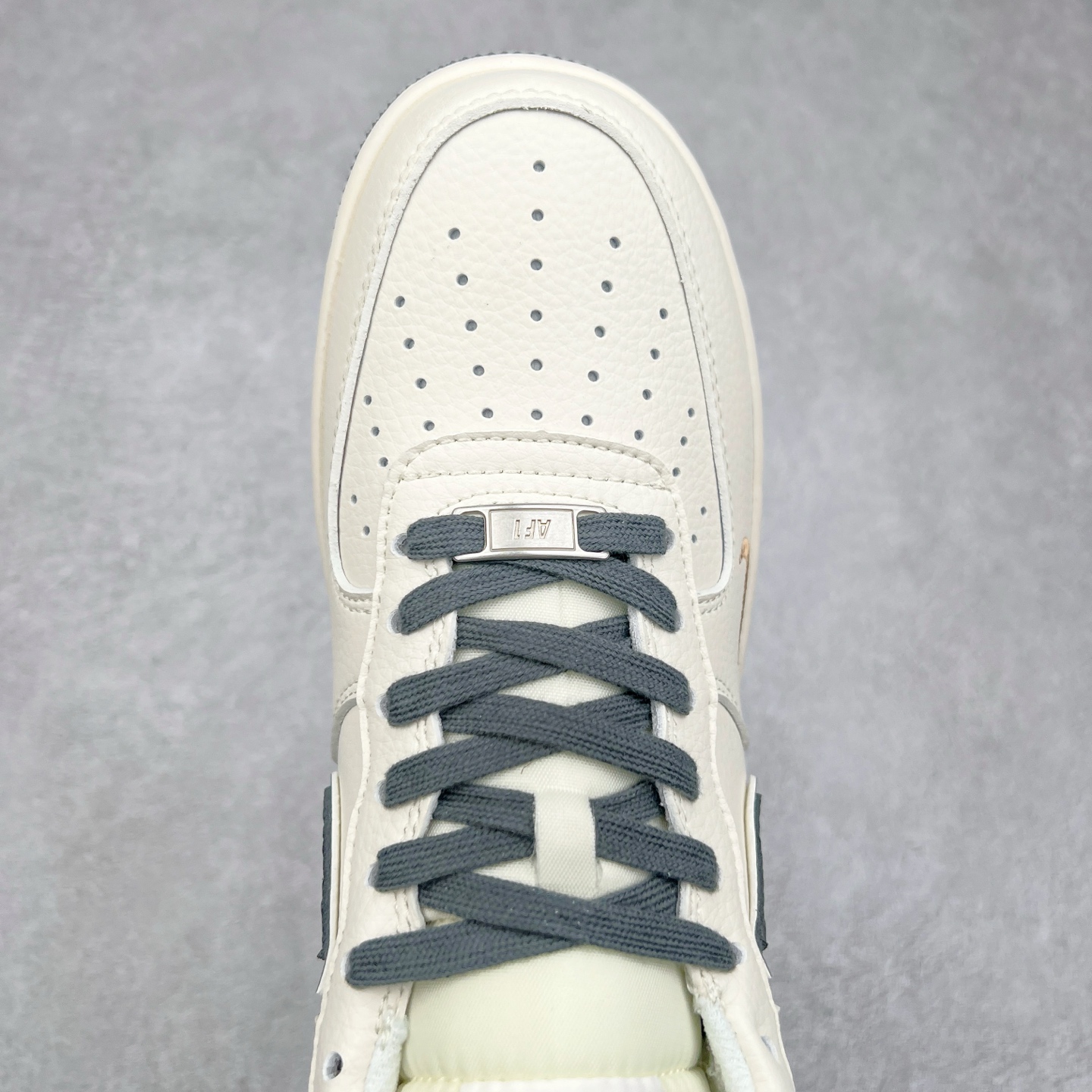 图片[4]-NK Air Force 1´07 Low 空军一号低帮百搭休闲运动板鞋 XZ6188-705 柔软、弹性十足的缓震性能和出色的中底设计 横跨复古与现代的外型结合 造就出风靡全球 三十多年的Force 1 直到今天还深受青睐 实拍调校N版已经零色差零失真 百分百还原实物色彩所见即所得 不存在货不对板色差等低级问题 选购参考实物拍摄 不混卖不参货 只用心做好货严格选品 承诺混一赔十 尺码：36 36.5 37.5 38 38.5 39 40 40.5 41 42 42.5 43 44 44.5 45 46-选品中心