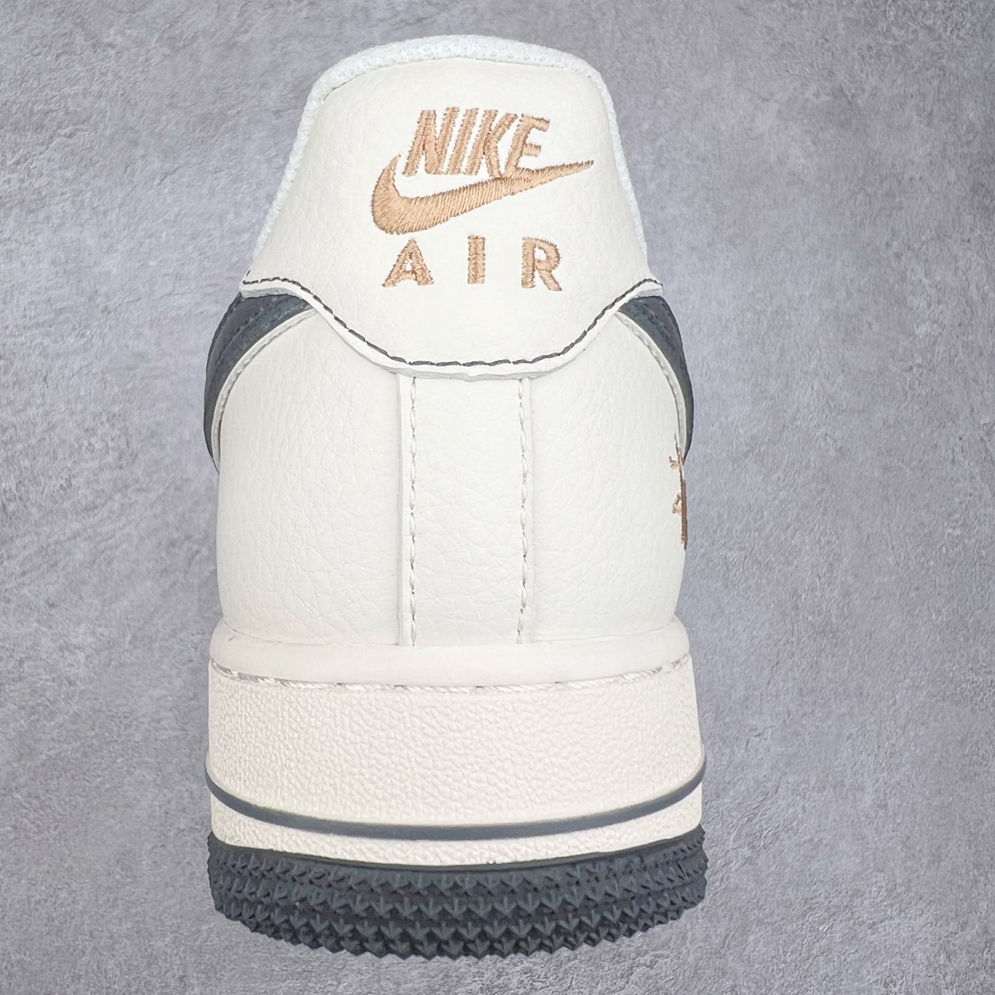 图片[8]-NK Air Force 1´07 Low 空军一号低帮百搭休闲运动板鞋 XZ6188-705 柔软、弹性十足的缓震性能和出色的中底设计 横跨复古与现代的外型结合 造就出风靡全球 三十多年的Force 1 直到今天还深受青睐 实拍调校N版已经零色差零失真 百分百还原实物色彩所见即所得 不存在货不对板色差等低级问题 选购参考实物拍摄 不混卖不参货 只用心做好货严格选品 承诺混一赔十 尺码：36 36.5 37.5 38 38.5 39 40 40.5 41 42 42.5 43 44 44.5 45 46-选品中心