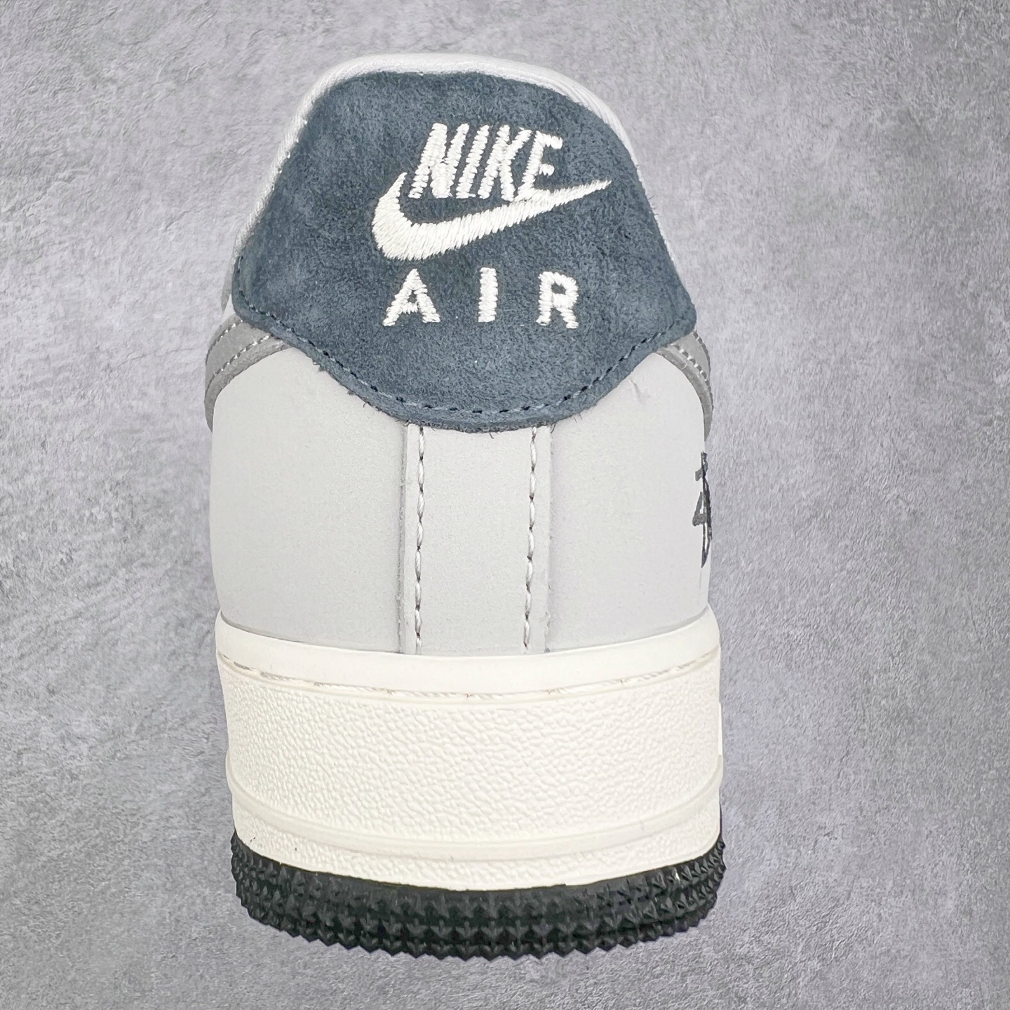 图片[8]-NK Air Force 1´07 Low 空军一号低帮百搭休闲运动板鞋 KK1988-055 柔软、弹性十足的缓震性能和出色的中底设计 横跨复古与现代的外型结合 造就出风靡全球 三十多年的Force 1 直到今天还深受青睐 实拍调校N版已经零色差零失真 百分百还原实物色彩所见即所得 不存在货不对板色差等低级问题 选购参考实物拍摄 不混卖不参货 只用心做好货严格选品 承诺混一赔十 尺码：36 36.5 37.5 38 38.5 39 40 40.5 41 42 42.5 43 44 44.5 45 46-选品中心