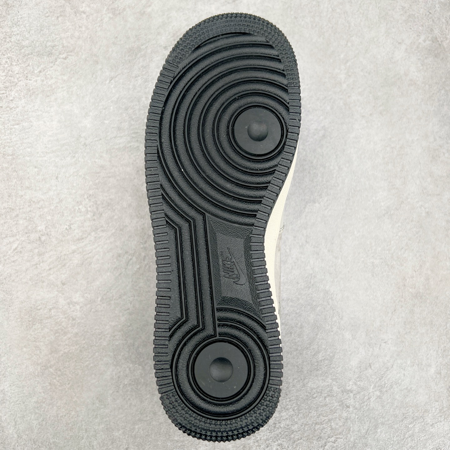 图片[9]-NK Air Force 1´07 Low 空军一号低帮百搭休闲运动板鞋 KK1988-055 柔软、弹性十足的缓震性能和出色的中底设计 横跨复古与现代的外型结合 造就出风靡全球 三十多年的Force 1 直到今天还深受青睐 实拍调校N版已经零色差零失真 百分百还原实物色彩所见即所得 不存在货不对板色差等低级问题 选购参考实物拍摄 不混卖不参货 只用心做好货严格选品 承诺混一赔十 尺码：36 36.5 37.5 38 38.5 39 40 40.5 41 42 42.5 43 44 44.5 45 46-选品中心