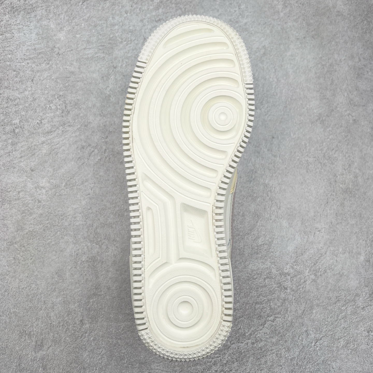 图片[9]-NK WMNS Air Force 1 Shadow 全新少女系解构主义设计 空军一号马卡龙板鞋 DZ1847-104鞋款以“双重swoosh标志叠加”为特色，在细节上呈现多层次的设计。以大胆的设计手法，重新演绎这些非凡而鲜明的经典元素，将它们以前卫又优雅的方式突显出来。在各种标志性特征之外又呈现新鲜设计。每一款新作都以女性受众为设计考量，承袭The 1s Reimagined女子鞋款之强势力量，同时坚定一个信念：真正的经典，是在不断的超越与重塑中延续的。尺码：35.5 36 36.5 37.5 38 38.5 39 40-选品中心