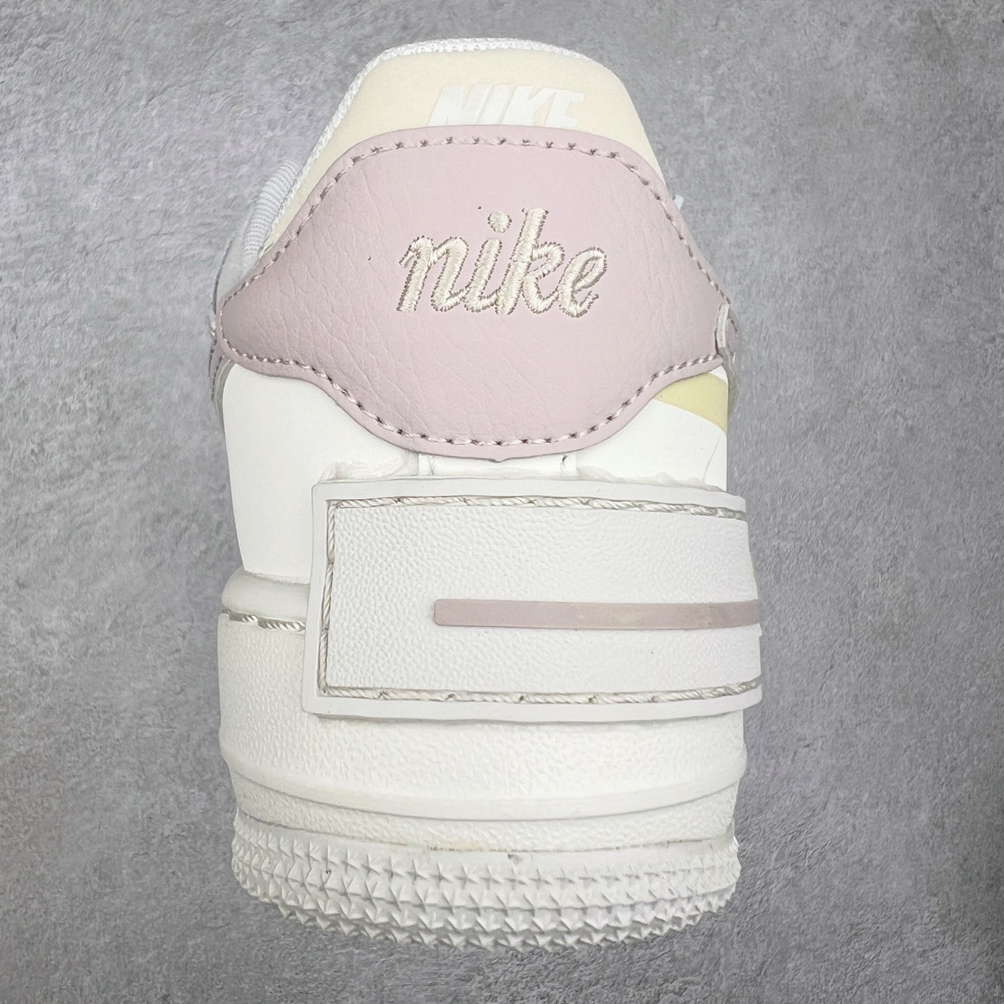 图片[8]-NK WMNS Air Force 1 Shadow 全新少女系解构主义设计 空军一号马卡龙板鞋 DZ1847-104鞋款以“双重swoosh标志叠加”为特色，在细节上呈现多层次的设计。以大胆的设计手法，重新演绎这些非凡而鲜明的经典元素，将它们以前卫又优雅的方式突显出来。在各种标志性特征之外又呈现新鲜设计。每一款新作都以女性受众为设计考量，承袭The 1s Reimagined女子鞋款之强势力量，同时坚定一个信念：真正的经典，是在不断的超越与重塑中延续的。尺码：35.5 36 36.5 37.5 38 38.5 39 40-选品中心