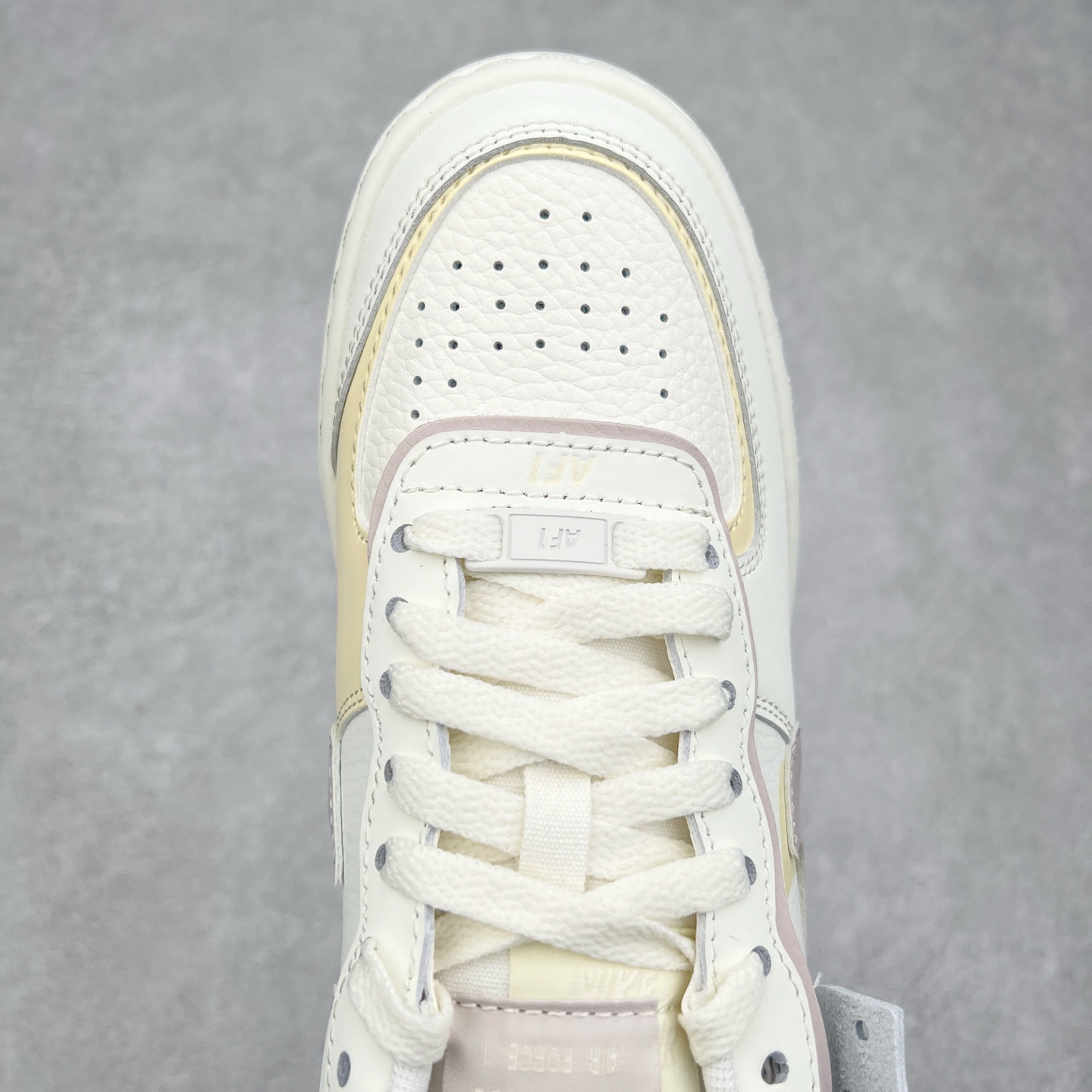 图片[4]-NK WMNS Air Force 1 Shadow 全新少女系解构主义设计 空军一号马卡龙板鞋 DZ1847-104鞋款以“双重swoosh标志叠加”为特色，在细节上呈现多层次的设计。以大胆的设计手法，重新演绎这些非凡而鲜明的经典元素，将它们以前卫又优雅的方式突显出来。在各种标志性特征之外又呈现新鲜设计。每一款新作都以女性受众为设计考量，承袭The 1s Reimagined女子鞋款之强势力量，同时坚定一个信念：真正的经典，是在不断的超越与重塑中延续的。尺码：35.5 36 36.5 37.5 38 38.5 39 40-选品中心