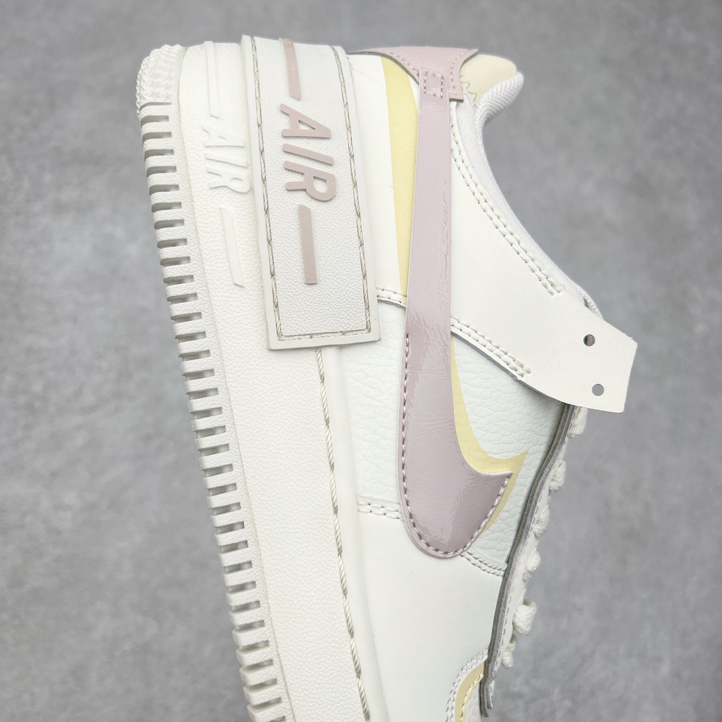 图片[6]-NK WMNS Air Force 1 Shadow 全新少女系解构主义设计 空军一号马卡龙板鞋 DZ1847-104鞋款以“双重swoosh标志叠加”为特色，在细节上呈现多层次的设计。以大胆的设计手法，重新演绎这些非凡而鲜明的经典元素，将它们以前卫又优雅的方式突显出来。在各种标志性特征之外又呈现新鲜设计。每一款新作都以女性受众为设计考量，承袭The 1s Reimagined女子鞋款之强势力量，同时坚定一个信念：真正的经典，是在不断的超越与重塑中延续的。尺码：35.5 36 36.5 37.5 38 38.5 39 40-选品中心