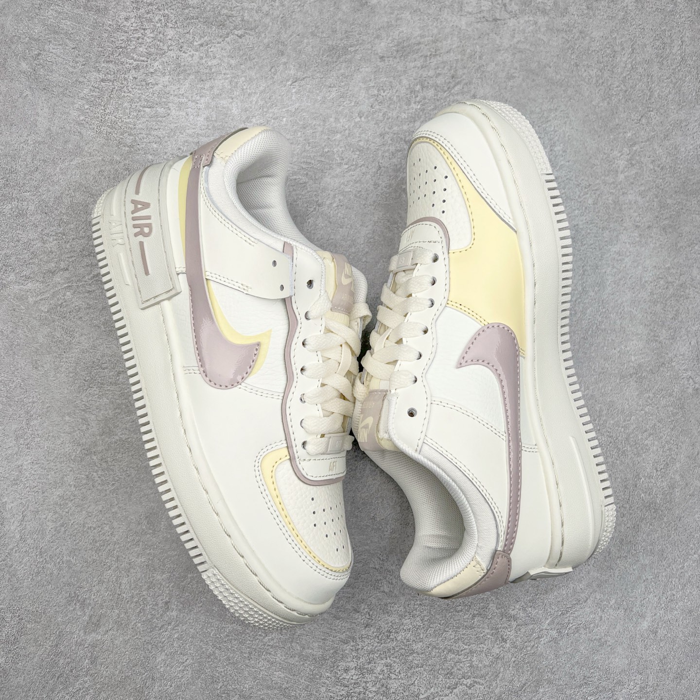图片[3]-NK WMNS Air Force 1 Shadow 全新少女系解构主义设计 空军一号马卡龙板鞋 DZ1847-104鞋款以“双重swoosh标志叠加”为特色，在细节上呈现多层次的设计。以大胆的设计手法，重新演绎这些非凡而鲜明的经典元素，将它们以前卫又优雅的方式突显出来。在各种标志性特征之外又呈现新鲜设计。每一款新作都以女性受众为设计考量，承袭The 1s Reimagined女子鞋款之强势力量，同时坚定一个信念：真正的经典，是在不断的超越与重塑中延续的。尺码：35.5 36 36.5 37.5 38 38.5 39 40-选品中心