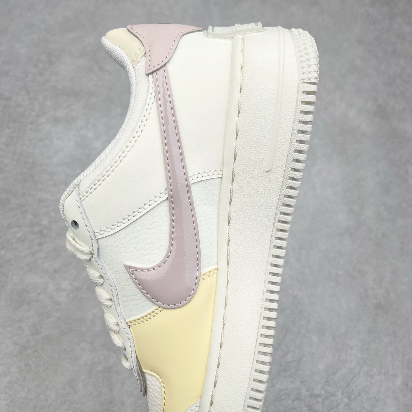 图片[7]-NK WMNS Air Force 1 Shadow 全新少女系解构主义设计 空军一号马卡龙板鞋 DZ1847-104鞋款以“双重swoosh标志叠加”为特色，在细节上呈现多层次的设计。以大胆的设计手法，重新演绎这些非凡而鲜明的经典元素，将它们以前卫又优雅的方式突显出来。在各种标志性特征之外又呈现新鲜设计。每一款新作都以女性受众为设计考量，承袭The 1s Reimagined女子鞋款之强势力量，同时坚定一个信念：真正的经典，是在不断的超越与重塑中延续的。尺码：35.5 36 36.5 37.5 38 38.5 39 40-选品中心