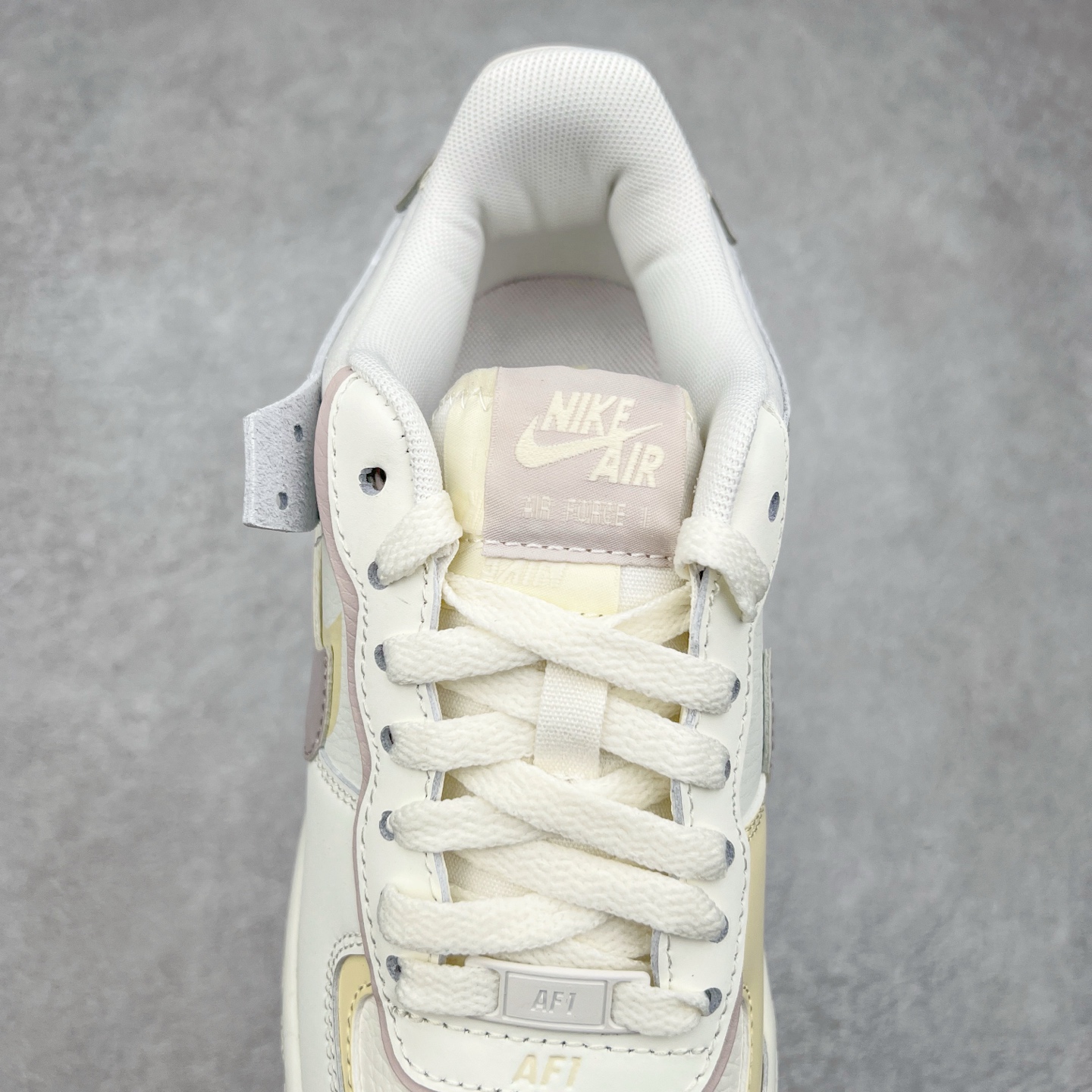 图片[5]-NK WMNS Air Force 1 Shadow 全新少女系解构主义设计 空军一号马卡龙板鞋 DZ1847-104鞋款以“双重swoosh标志叠加”为特色，在细节上呈现多层次的设计。以大胆的设计手法，重新演绎这些非凡而鲜明的经典元素，将它们以前卫又优雅的方式突显出来。在各种标志性特征之外又呈现新鲜设计。每一款新作都以女性受众为设计考量，承袭The 1s Reimagined女子鞋款之强势力量，同时坚定一个信念：真正的经典，是在不断的超越与重塑中延续的。尺码：35.5 36 36.5 37.5 38 38.5 39 40-选品中心