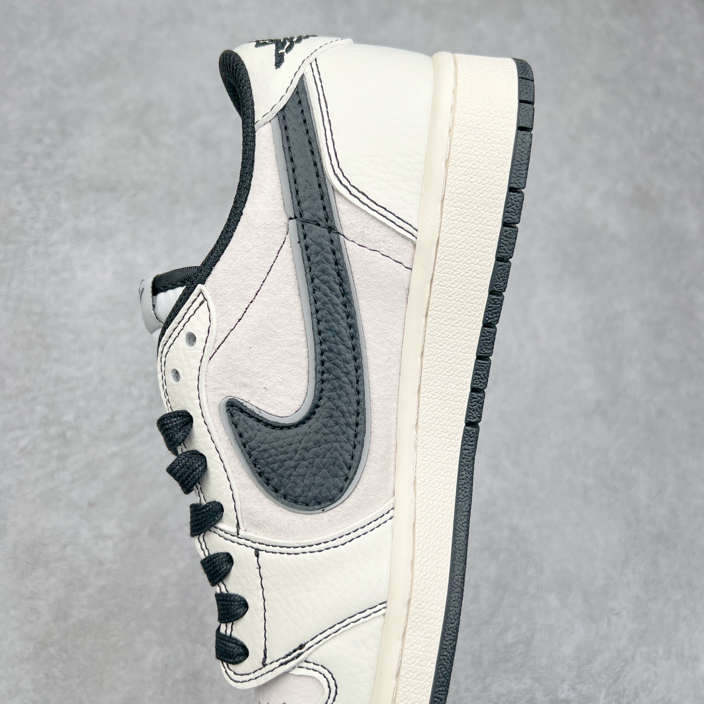 图片[7]-TS x Air Jordan AJ1 Low 倒钩低帮联名定制配色 XS2268-080 原厂内置气垫魔块 A模大底 头层小牛皮 鞋舌AJ原厂专用牛津布+AJ专用反口珍珠布+原厂无杂质高弹内里海棉+特殊封边弹力鞋带 实拍调校N版已经零色差零失真 百分百还原实物色彩所见即所得 不存在货不对板色差等低级问题 选购参考实物拍摄 不混卖不参货 只用心做好货严格选品 承诺混一赔十 尺码：36 36.5 37.5 38 38.5 39 40 40.5 41 42 42.5 43 44 44.5 45-选品中心