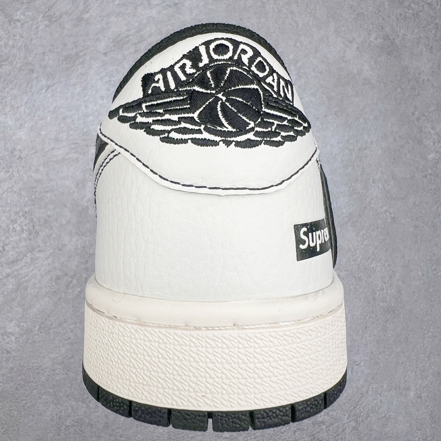 图片[8]-TS x Air Jordan AJ1 Low 倒钩低帮联名定制配色 XS2268-080 原厂内置气垫魔块 A模大底 头层小牛皮 鞋舌AJ原厂专用牛津布+AJ专用反口珍珠布+原厂无杂质高弹内里海棉+特殊封边弹力鞋带 实拍调校N版已经零色差零失真 百分百还原实物色彩所见即所得 不存在货不对板色差等低级问题 选购参考实物拍摄 不混卖不参货 只用心做好货严格选品 承诺混一赔十 尺码：36 36.5 37.5 38 38.5 39 40 40.5 41 42 42.5 43 44 44.5 45-选品中心