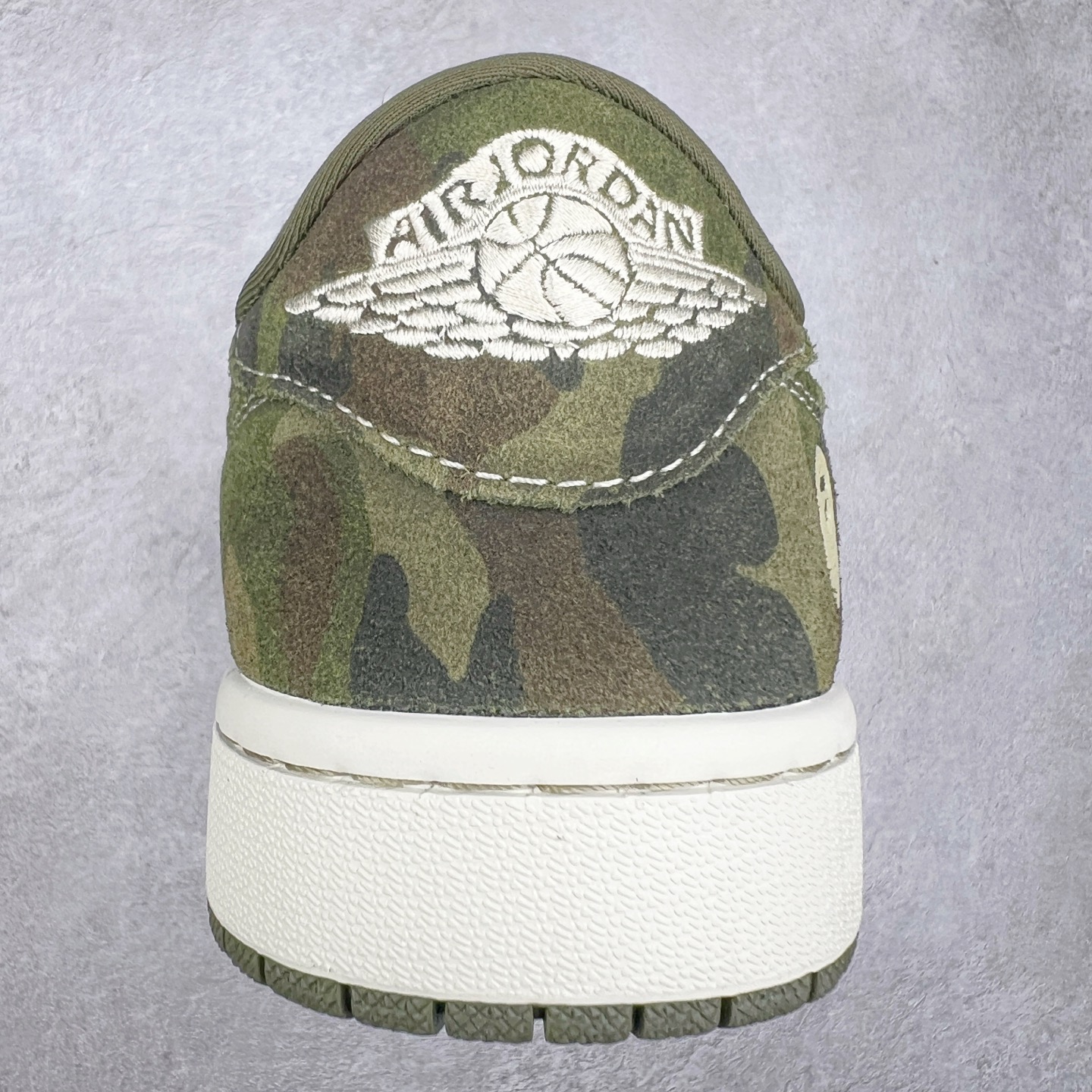 图片[8]-TS x Air Jordan AJ1 Low 倒钩低帮联名定制配色 CH6336-014 原厂内置气垫魔块 A模大底 头层小牛皮 鞋舌AJ原厂专用牛津布+AJ专用反口珍珠布+原厂无杂质高弹内里海棉+特殊封边弹力鞋带 实拍调校N版已经零色差零失真 百分百还原实物色彩所见即所得 不存在货不对板色差等低级问题 选购参考实物拍摄 不混卖不参货 只用心做好货严格选品 承诺混一赔十 尺码：36 36.5 37.5 38 38.5 39 40 40.5 41 42 42.5 43 44 44.5 45-选品中心