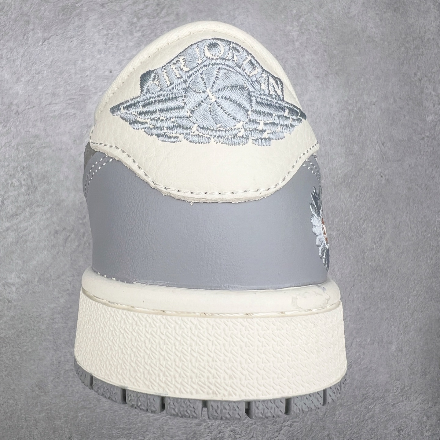 图片[8]-TS x Air Jordan AJ1 Low 倒钩低帮联名定制配色 XS2024-018 原厂内置气垫魔块 A模大底 头层小牛皮 鞋舌AJ原厂专用牛津布+AJ专用反口珍珠布+原厂无杂质高弹内里海棉+特殊封边弹力鞋带 实拍调校N版已经零色差零失真 百分百还原实物色彩所见即所得 不存在货不对板色差等低级问题 选购参考实物拍摄 不混卖不参货 只用心做好货严格选品 承诺混一赔十 尺码：36 36.5 37.5 38 38.5 39 40 40.5 41 42 42.5 43 44 44.5 45-选品中心