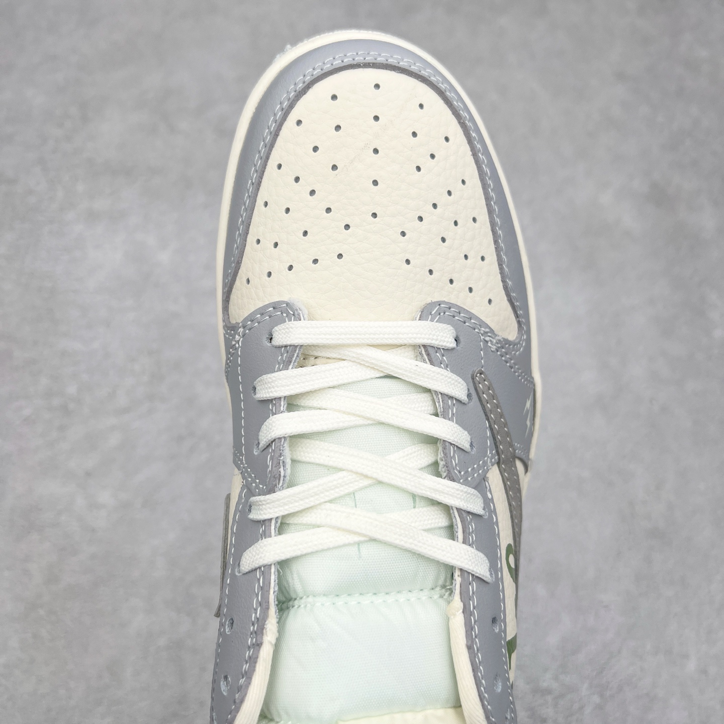 图片[4]-TS x Air Jordan AJ1 Low 倒钩低帮联名定制配色 XS2024-018 原厂内置气垫魔块 A模大底 头层小牛皮 鞋舌AJ原厂专用牛津布+AJ专用反口珍珠布+原厂无杂质高弹内里海棉+特殊封边弹力鞋带 实拍调校N版已经零色差零失真 百分百还原实物色彩所见即所得 不存在货不对板色差等低级问题 选购参考实物拍摄 不混卖不参货 只用心做好货严格选品 承诺混一赔十 尺码：36 36.5 37.5 38 38.5 39 40 40.5 41 42 42.5 43 44 44.5 45-选品中心