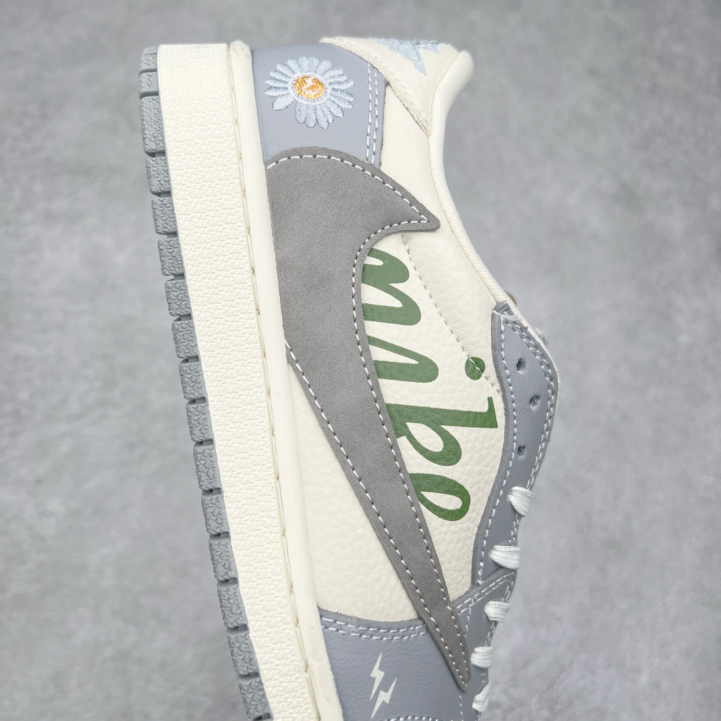 图片[6]-TS x Air Jordan AJ1 Low 倒钩低帮联名定制配色 XS2024-018 原厂内置气垫魔块 A模大底 头层小牛皮 鞋舌AJ原厂专用牛津布+AJ专用反口珍珠布+原厂无杂质高弹内里海棉+特殊封边弹力鞋带 实拍调校N版已经零色差零失真 百分百还原实物色彩所见即所得 不存在货不对板色差等低级问题 选购参考实物拍摄 不混卖不参货 只用心做好货严格选品 承诺混一赔十 尺码：36 36.5 37.5 38 38.5 39 40 40.5 41 42 42.5 43 44 44.5 45-选品中心