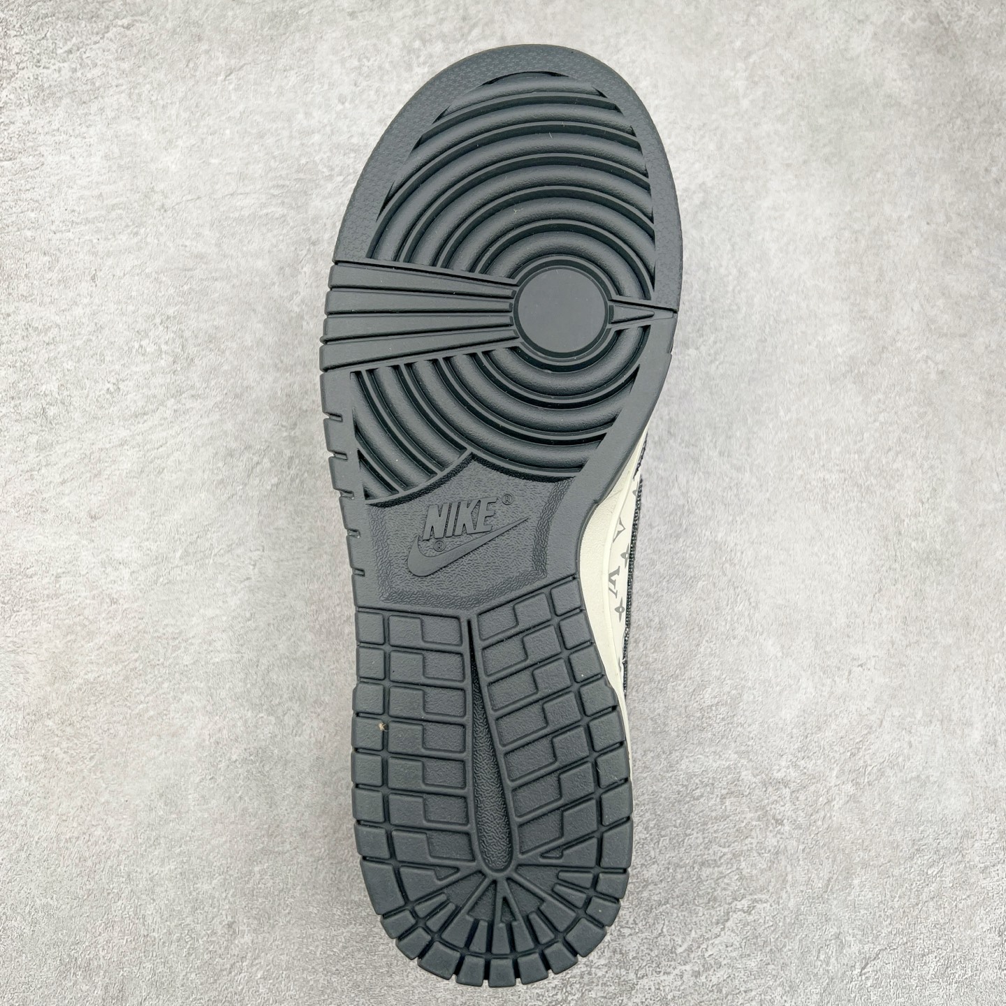 图片[9]-NK Dunk Low 定制配色 CH8311-236 大厂出品 极力推荐 原装头层材料 独家版型蒸餾加工帶來的是更好的视觉和脚感体验大厂纯原品质出货 清洁度 电绣工艺 皮料切割干净无任何毛边 细节完美 实拍调校N版已经零色差零失真 百分百还原实物色彩所见即所得 不存在货不对板色差等低级问题 选购参考实物拍摄 不混卖不参货 只用心做好货严格选品 承诺混一赔十 尺码：36 36.5 37.5 38 38.5 39 40 40.5 41 42 42.5 43 44 44.5 45-选品中心