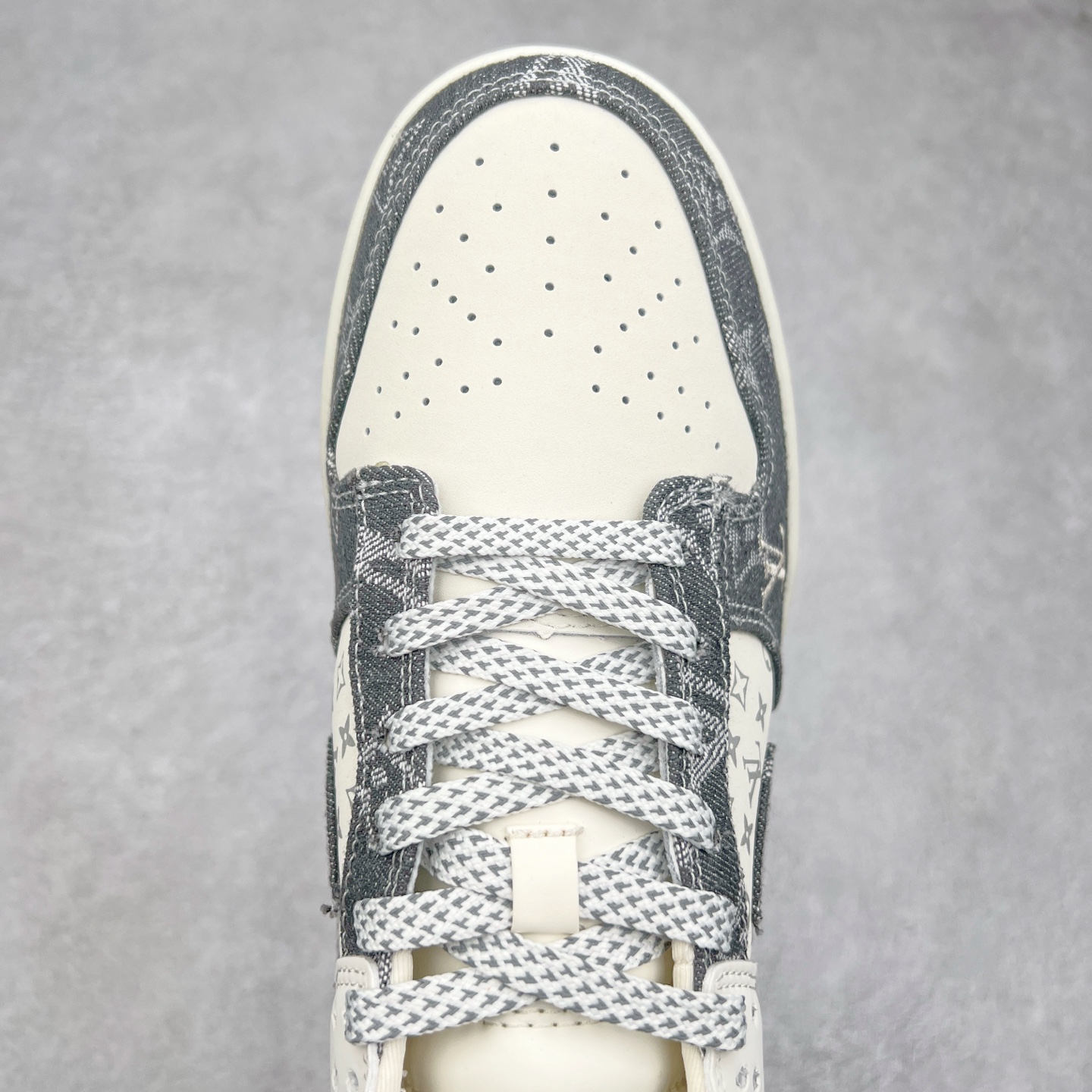 图片[4]-NK Dunk Low 定制配色 CH8311-236 大厂出品 极力推荐 原装头层材料 独家版型蒸餾加工帶來的是更好的视觉和脚感体验大厂纯原品质出货 清洁度 电绣工艺 皮料切割干净无任何毛边 细节完美 实拍调校N版已经零色差零失真 百分百还原实物色彩所见即所得 不存在货不对板色差等低级问题 选购参考实物拍摄 不混卖不参货 只用心做好货严格选品 承诺混一赔十 尺码：36 36.5 37.5 38 38.5 39 40 40.5 41 42 42.5 43 44 44.5 45-选品中心