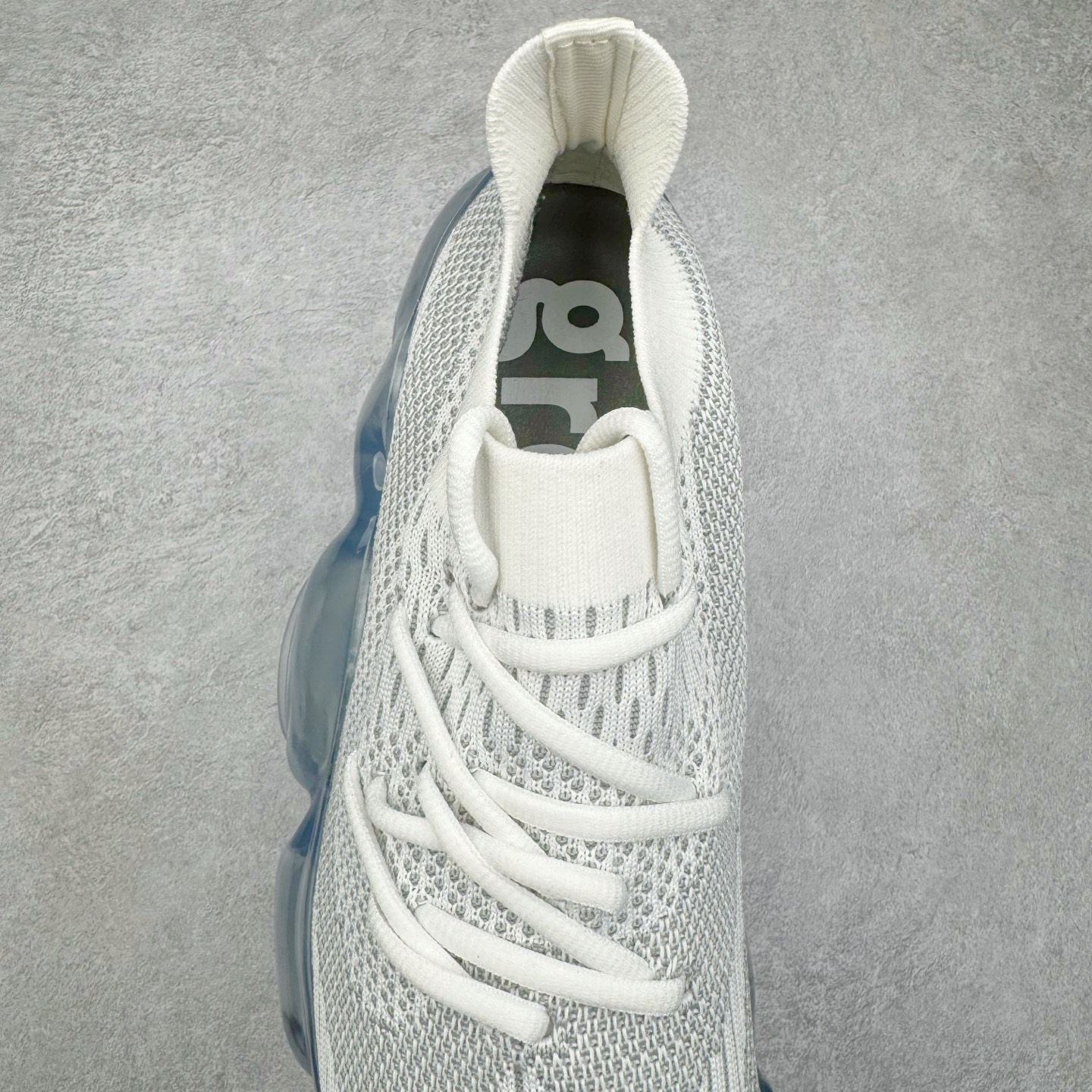 图片[5]-Grounds 圆头厚底低帮生活气垫休闲鞋 该鞋款的外观设计走在时尚前沿 简约休闲的风格适合日常穿搭 其独特的风格款式构成了品牌身份重要的一部分 Grounds 是迅速走红的日本小众品牌波比鞋比较像是来自未来世界 以科技感的氛围让人留下印象 尤其是那厚厚的气垫鞋底 一颗一颗圆圆的半透明外型相当讨喜 搭配不同的鞋身设计 不只波鞋、更有鞋靴 而且不只是外观 这种特殊的气垫也因为走起路来舒服又好看 尺码：35 36 37 38 39 40-选品中心