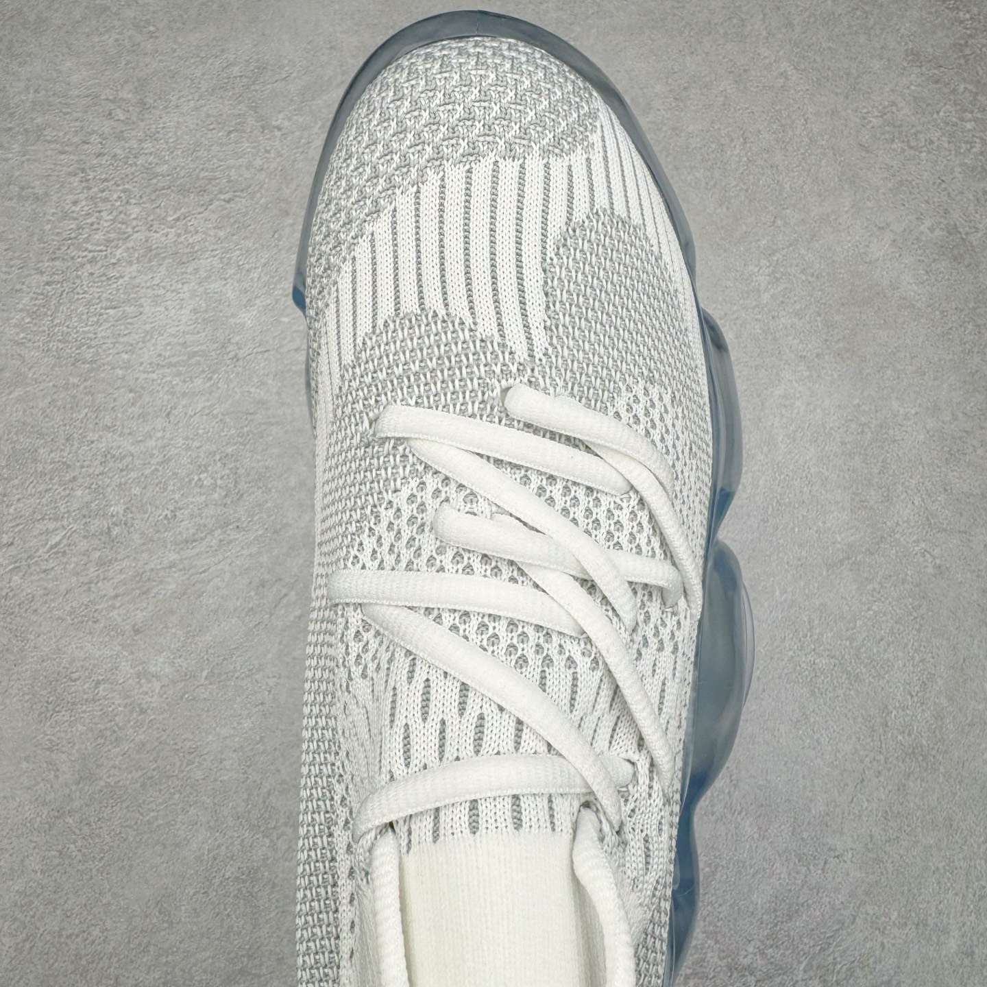 图片[4]-Grounds 圆头厚底低帮生活气垫休闲鞋 该鞋款的外观设计走在时尚前沿 简约休闲的风格适合日常穿搭 其独特的风格款式构成了品牌身份重要的一部分 Grounds 是迅速走红的日本小众品牌波比鞋比较像是来自未来世界 以科技感的氛围让人留下印象 尤其是那厚厚的气垫鞋底 一颗一颗圆圆的半透明外型相当讨喜 搭配不同的鞋身设计 不只波鞋、更有鞋靴 而且不只是外观 这种特殊的气垫也因为走起路来舒服又好看 尺码：35 36 37 38 39 40-选品中心