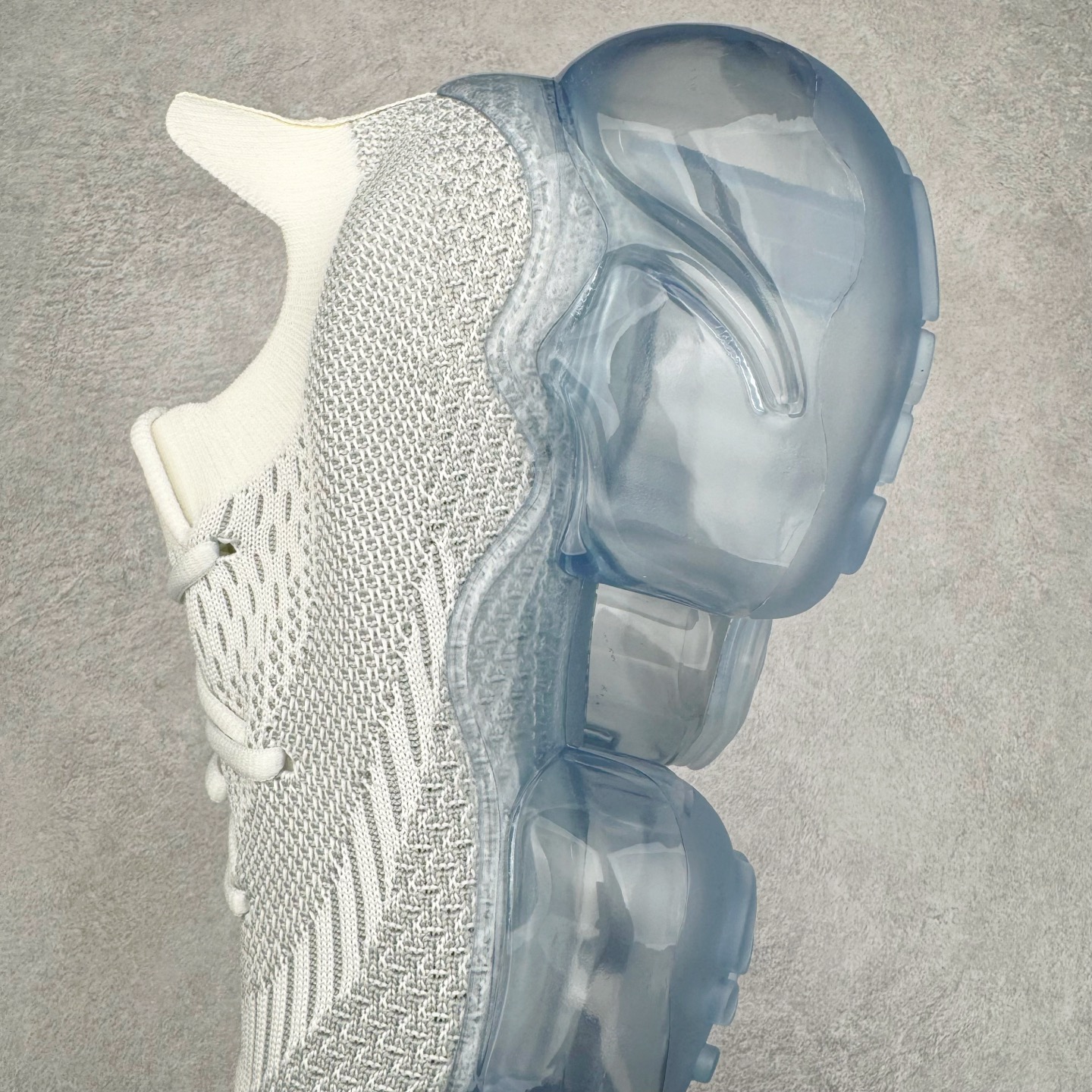 图片[7]-Grounds 圆头厚底低帮生活气垫休闲鞋 该鞋款的外观设计走在时尚前沿 简约休闲的风格适合日常穿搭 其独特的风格款式构成了品牌身份重要的一部分 Grounds 是迅速走红的日本小众品牌波比鞋比较像是来自未来世界 以科技感的氛围让人留下印象 尤其是那厚厚的气垫鞋底 一颗一颗圆圆的半透明外型相当讨喜 搭配不同的鞋身设计 不只波鞋、更有鞋靴 而且不只是外观 这种特殊的气垫也因为走起路来舒服又好看 尺码：35 36 37 38 39 40-选品中心