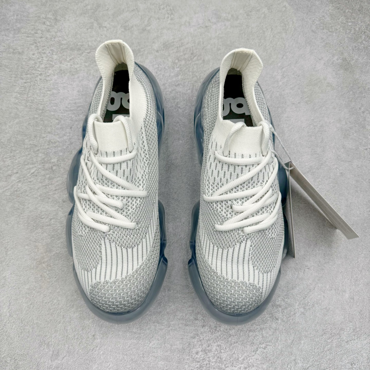 图片[2]-Grounds 圆头厚底低帮生活气垫休闲鞋 该鞋款的外观设计走在时尚前沿 简约休闲的风格适合日常穿搭 其独特的风格款式构成了品牌身份重要的一部分 Grounds 是迅速走红的日本小众品牌波比鞋比较像是来自未来世界 以科技感的氛围让人留下印象 尤其是那厚厚的气垫鞋底 一颗一颗圆圆的半透明外型相当讨喜 搭配不同的鞋身设计 不只波鞋、更有鞋靴 而且不只是外观 这种特殊的气垫也因为走起路来舒服又好看 尺码：35 36 37 38 39 40-选品中心