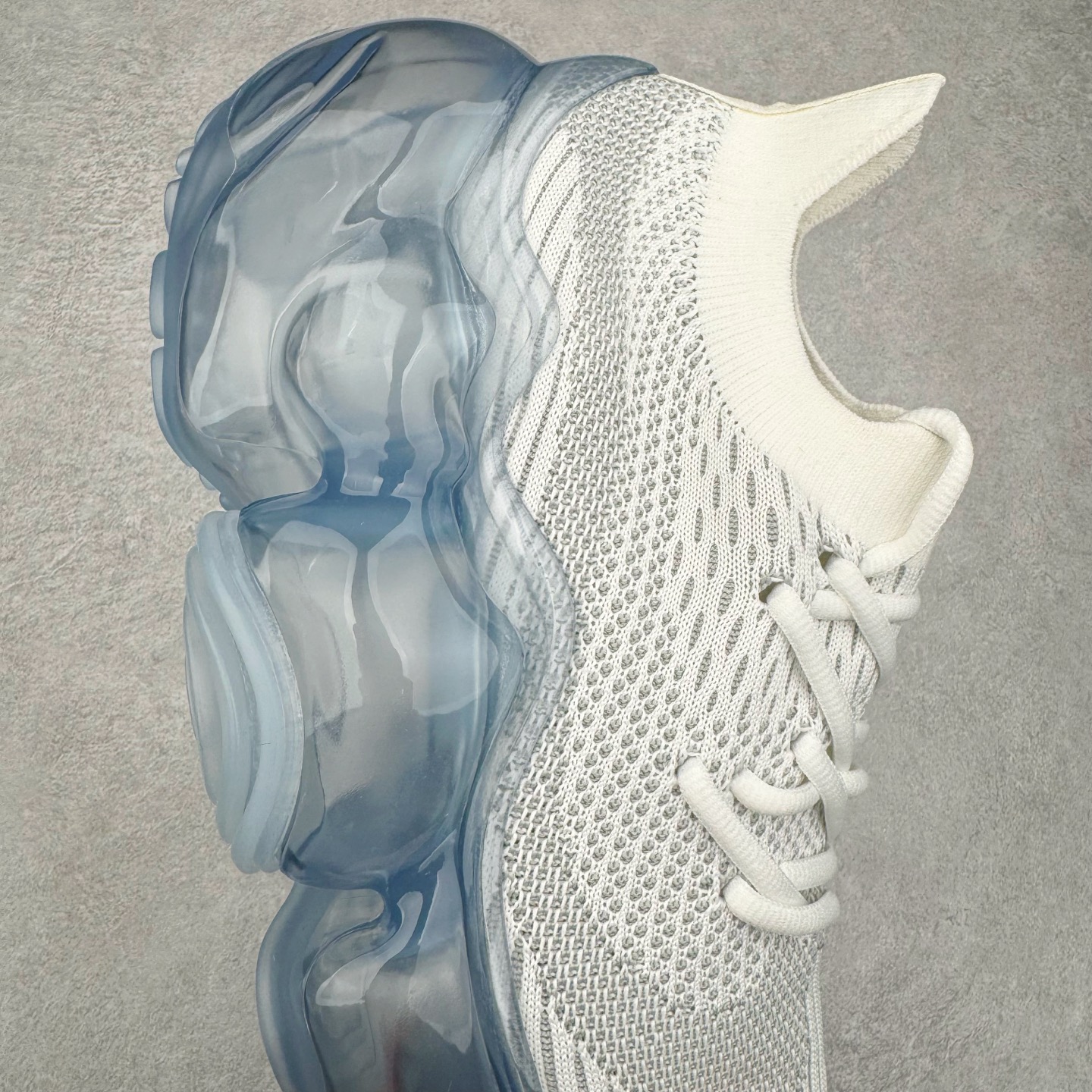 图片[6]-Grounds 圆头厚底低帮生活气垫休闲鞋 该鞋款的外观设计走在时尚前沿 简约休闲的风格适合日常穿搭 其独特的风格款式构成了品牌身份重要的一部分 Grounds 是迅速走红的日本小众品牌波比鞋比较像是来自未来世界 以科技感的氛围让人留下印象 尤其是那厚厚的气垫鞋底 一颗一颗圆圆的半透明外型相当讨喜 搭配不同的鞋身设计 不只波鞋、更有鞋靴 而且不只是外观 这种特殊的气垫也因为走起路来舒服又好看 尺码：35 36 37 38 39 40-选品中心