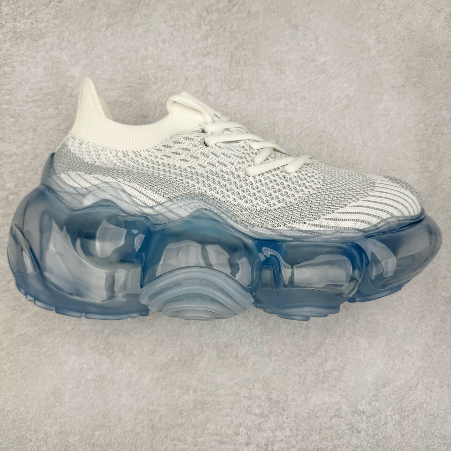 Grounds 圆头厚底低帮生活气垫休闲鞋 该鞋款的外观设计走在时尚前沿 简约休闲的风格适合日常穿搭 其独特的风格款式构成了品牌身份重要的一部分 Grounds 是迅速走红的日本小众品牌波比鞋比较像是来自未来世界 以科技感的氛围让人留下印象 尤其是那厚厚的气垫鞋底 一颗一颗圆圆的半透明外型相当讨喜 搭配不同的鞋身设计 不只波鞋、更有鞋靴 而且不只是外观 这种特殊的气垫也因为走起路来舒服又好看 尺码：35 36 37 38 39 40-选品中心