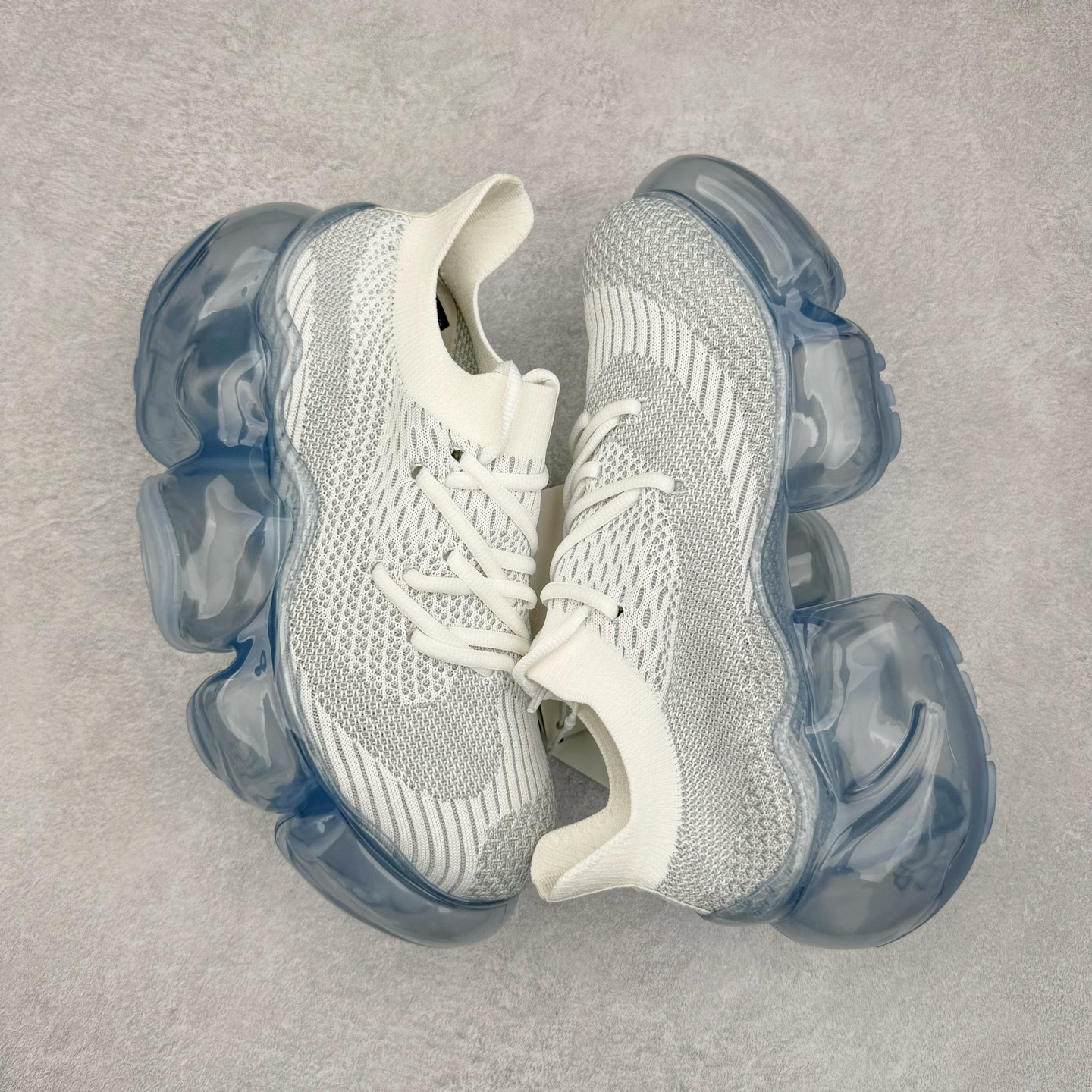 图片[3]-Grounds 圆头厚底低帮生活气垫休闲鞋 该鞋款的外观设计走在时尚前沿 简约休闲的风格适合日常穿搭 其独特的风格款式构成了品牌身份重要的一部分 Grounds 是迅速走红的日本小众品牌波比鞋比较像是来自未来世界 以科技感的氛围让人留下印象 尤其是那厚厚的气垫鞋底 一颗一颗圆圆的半透明外型相当讨喜 搭配不同的鞋身设计 不只波鞋、更有鞋靴 而且不只是外观 这种特殊的气垫也因为走起路来舒服又好看 尺码：35 36 37 38 39 40-选品中心