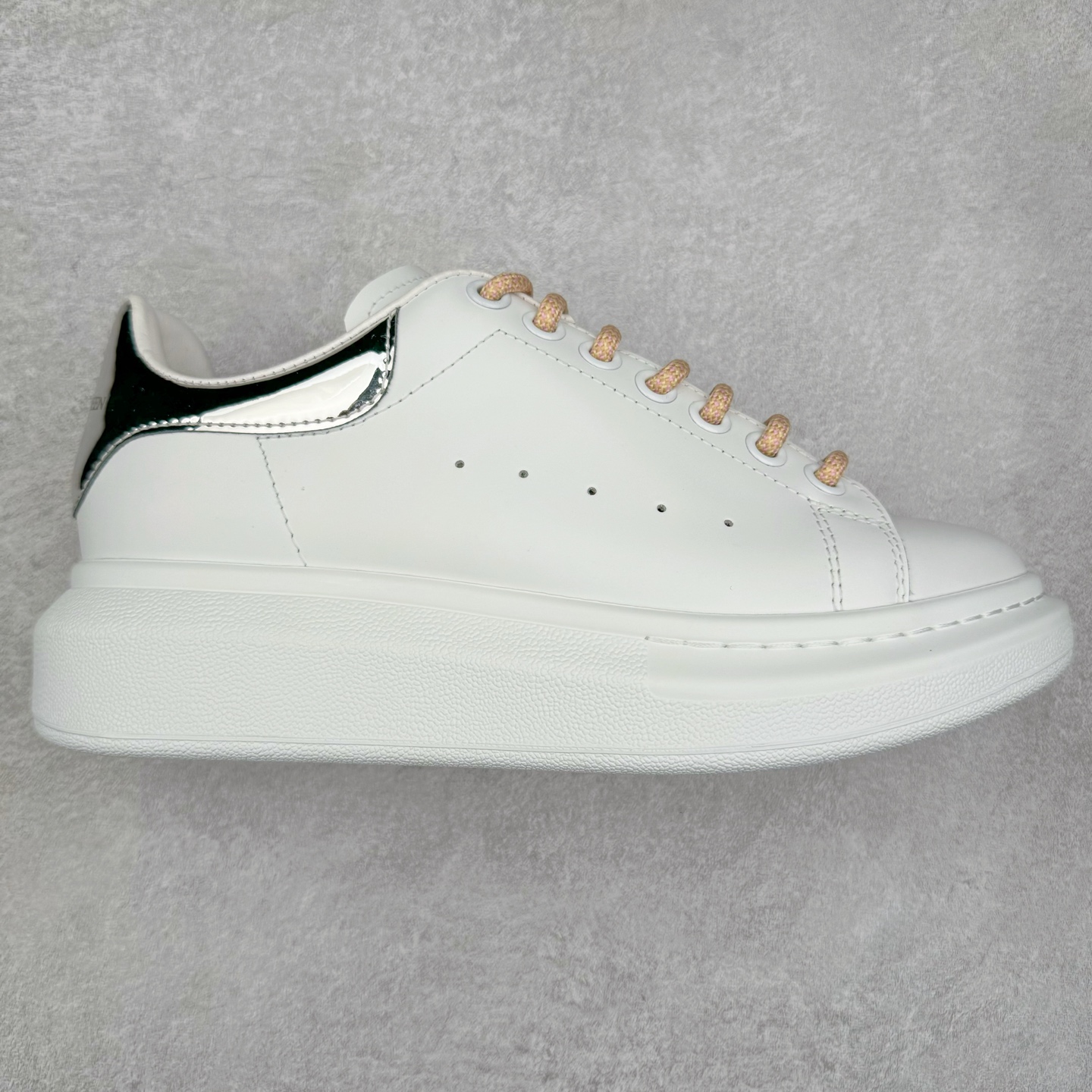 ＃纯原 Alexander McQueen/亚历山大麦昆经典松糕鞋厚底增高小白鞋 增高效果7CM 最经典简约百搭的小白鞋没有之一 官方2023版最新细节 意大利进口原厂开边珠抗裂头层牛皮 表层面皮带凸起不规则小漆点 升级进口牛皮内里加PU鞋垫 区别市面旧版国产丝光绸鞋面加小羊皮内里 成本单价回弹度性耐磨性不在一个级别 E厂钢印烫金中底版细节 注意此代工厂出品没有带固特异钉子 最完美的增高百搭小白鞋 全套原版包装 配件齐全 官方一致 凹凸定制正品原盒包装 定制蓝色得物纸盒外包装加固 尺码：35 36 37 38 39 40 41 42 43 44 45-选品中心