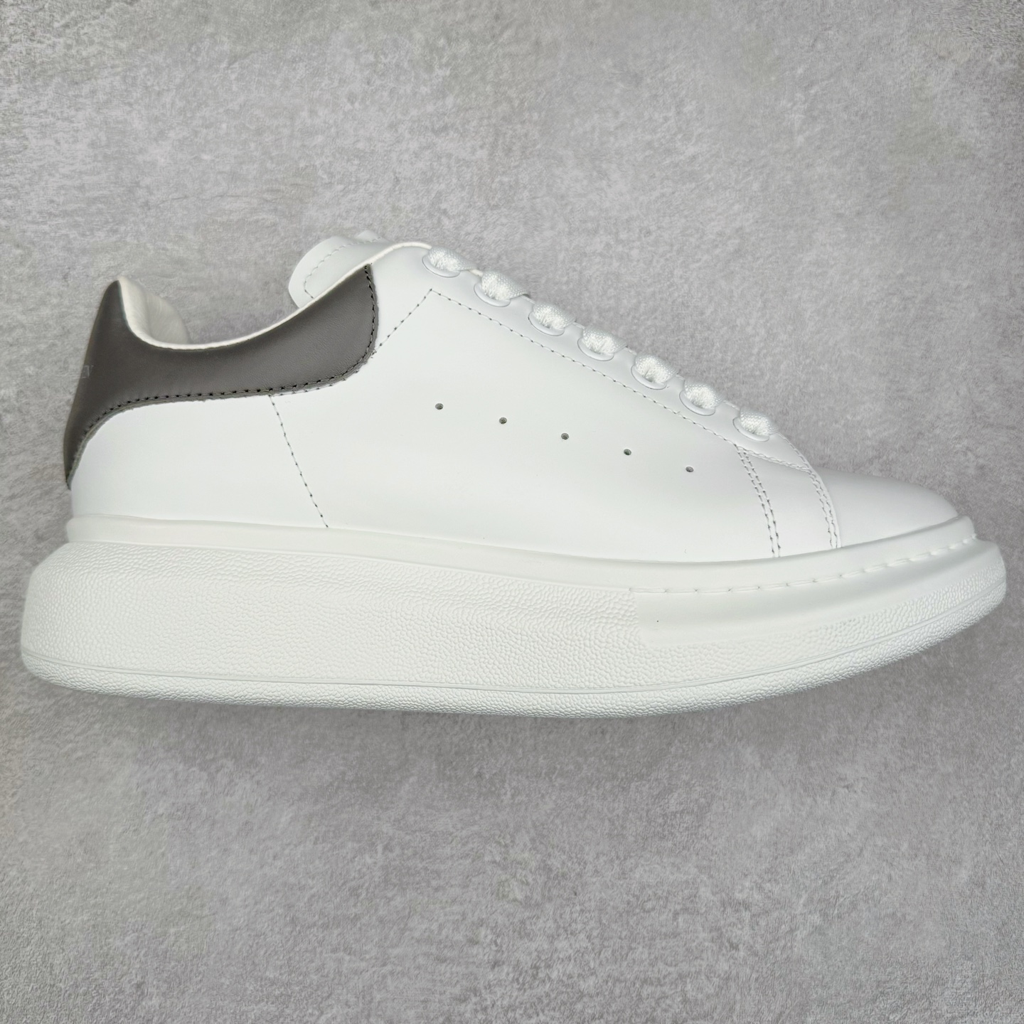 ＃纯原 Alexander McQueen/亚历山大麦昆经典松糕鞋厚底增高小白鞋 增高效果7CM 最经典简约百搭的小白鞋没有之一 官方2023版最新细节 意大利进口原厂开边珠抗裂头层牛皮 表层面皮带凸起不规则小漆点 升级进口牛皮内里加PU鞋垫 区别市面旧版国产丝光绸鞋面加小羊皮内里 成本单价回弹度性耐磨性不在一个级别 E厂钢印烫金中底版细节 注意此代工厂出品没有带固特异钉子 最完美的增高百搭小白鞋 全套原版包装 配件齐全 官方一致 凹凸定制正品原盒包装 定制蓝色得物纸盒外包装加固 尺码：35 36 37 38 39 40 41 42 43 44 45-选品中心