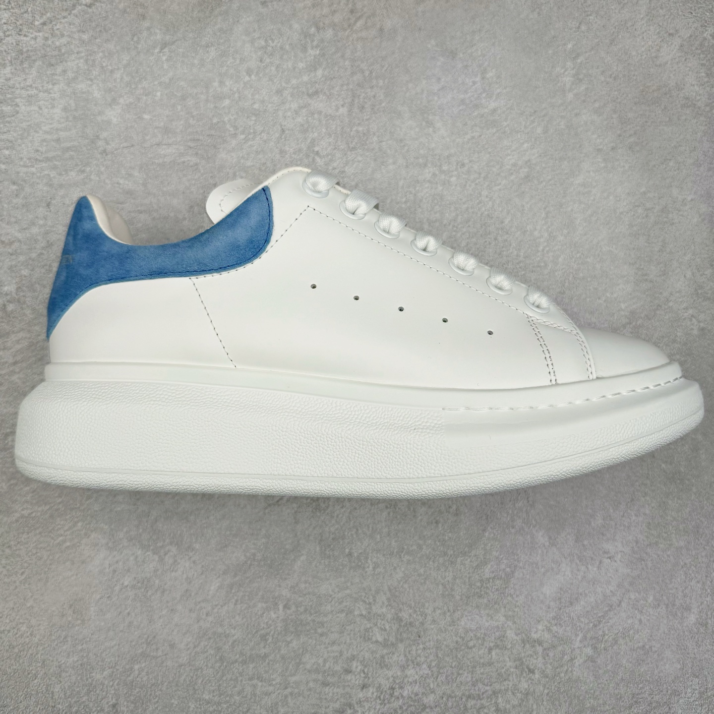 ＃纯原 Alexander McQueen/亚历山大麦昆经典松糕鞋厚底增高小白鞋 增高效果7CM 最经典简约百搭的小白鞋没有之一 官方2023版最新细节 意大利进口原厂开边珠抗裂头层牛皮 表层面皮带凸起不规则小漆点 升级进口牛皮内里加PU鞋垫 区别市面旧版国产丝光绸鞋面加小羊皮内里 成本单价回弹度性耐磨性不在一个级别 E厂钢印烫金中底版细节 注意此代工厂出品没有带固特异钉子 最完美的增高百搭小白鞋 全套原版包装 配件齐全 官方一致 凹凸定制正品原盒包装 定制蓝色得物纸盒外包装加固 尺码：35 36 37 38 39 40 41 42 43 44 45-选品中心