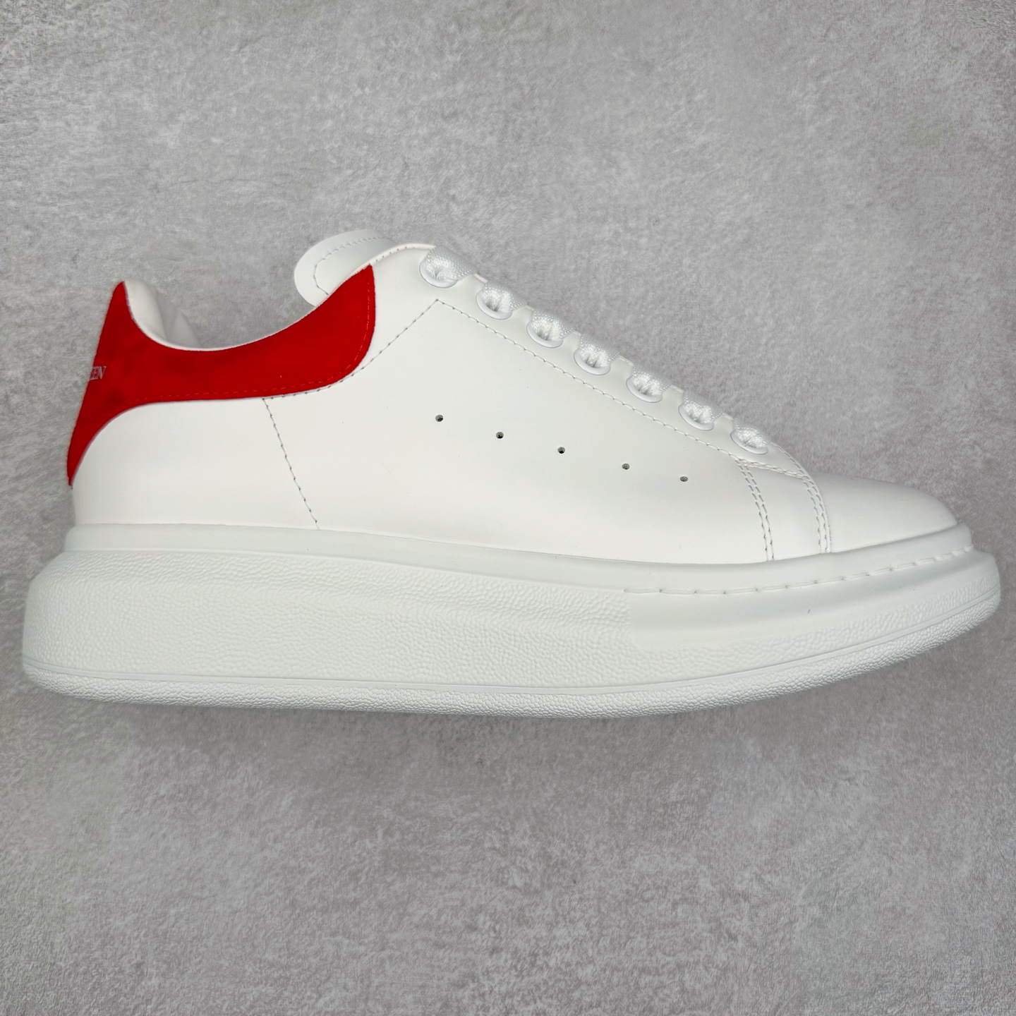 ＃纯原 Alexander McQueen/亚历山大麦昆经典松糕鞋厚底增高小白鞋 增高效果7CM 最经典简约百搭的小白鞋没有之一 官方2023版最新细节 意大利进口原厂开边珠抗裂头层牛皮 表层面皮带凸起不规则小漆点 升级进口牛皮内里加PU鞋垫 区别市面旧版国产丝光绸鞋面加小羊皮内里 成本单价回弹度性耐磨性不在一个级别 E厂钢印烫金中底版细节 注意此代工厂出品没有带固特异钉子 最完美的增高百搭小白鞋 全套原版包装 配件齐全 官方一致 凹凸定制正品原盒包装 定制蓝色得物纸盒外包装加固 尺码：35 36 37 38 39 40 41 42 43 44 45-选品中心